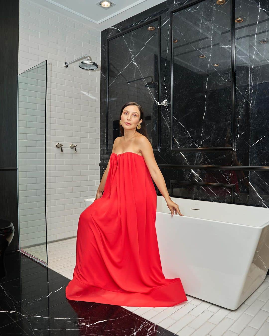 Lalá Noletoのインスタグラム：「Louças e metais tem que ser KOHLER. A Novembro Black já começou na @kohlerbrasil e eu fui desafiada a encontrar 5 produtos que você precisa ter na sua casa dos sonhos. Mostrei tudo nos stories, corre lá!」
