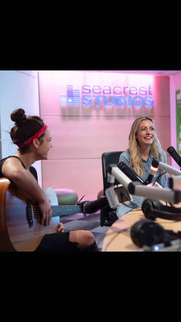 カーリー・ワデルのインスタグラム：「Thank you so much @ryanfoundation @onairwithryan @vumcchildren for letting me stop by and spend a little time yesterday making some music and new best friends ❤️ Thank you especially to little Addy who gave us some beautiful moments, Taylor Swift bracelets, and helped sing all the high notes ❤️ @samsardina」