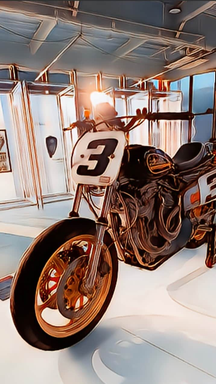 DJ DRAGONのインスタグラム：「話題のミニハーレー？Harley-Davidson X™350を見てきた。まさか！中免（普通自動二輪）でハーレーに乗れる時が来るとは、、 アメリカンフラットトラッカースタイルはXR750的ダートスタイルハーレーは軽快な感じ、水冷式350CCのエンジン音もハーレードカドカ音ではないけど静かでよい。 車重195 kg！都内でも乗りやすいかな、これでロングツーリングはきつそうだけど街乗りは最高だろうなー メーターも１つ、他も色々とシンプル、 なんといっても価格が¥ 699,800-為替！！の影響なし？　この価格でハーレーに乗れるのか。 米国本社のミルウォーキ－で設計、生産はイタリアのベネリを傘下に収める中国の銭江モーター、 ってことなので中国製ハーレーではあるけど、ハーレーはハーレーなので女性ライダーにはかなり人気が出そう。 って事で、ハーレー買うなら　@harleydavidson_mjm_sapporo  . . #HarleyDavidson  #ハーレーダビッドソン #X350 #X500  @harleydavidsonjapan」