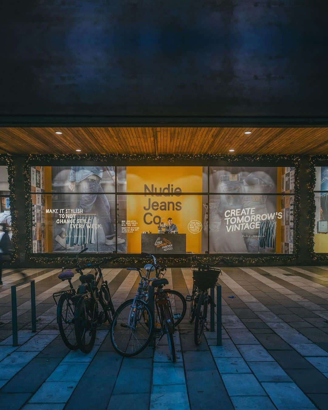 ヌーディージーンズさんのインスタグラム写真 - (ヌーディージーンズInstagram)「Stop by our temporary Nudie Jeans Repair Station at Åhléns Stockholm to give your beloved denim a second life! 🪡👖  #NudieJeans #CreateTomorrowsVintage」10月26日 22時53分 - nudiejeans