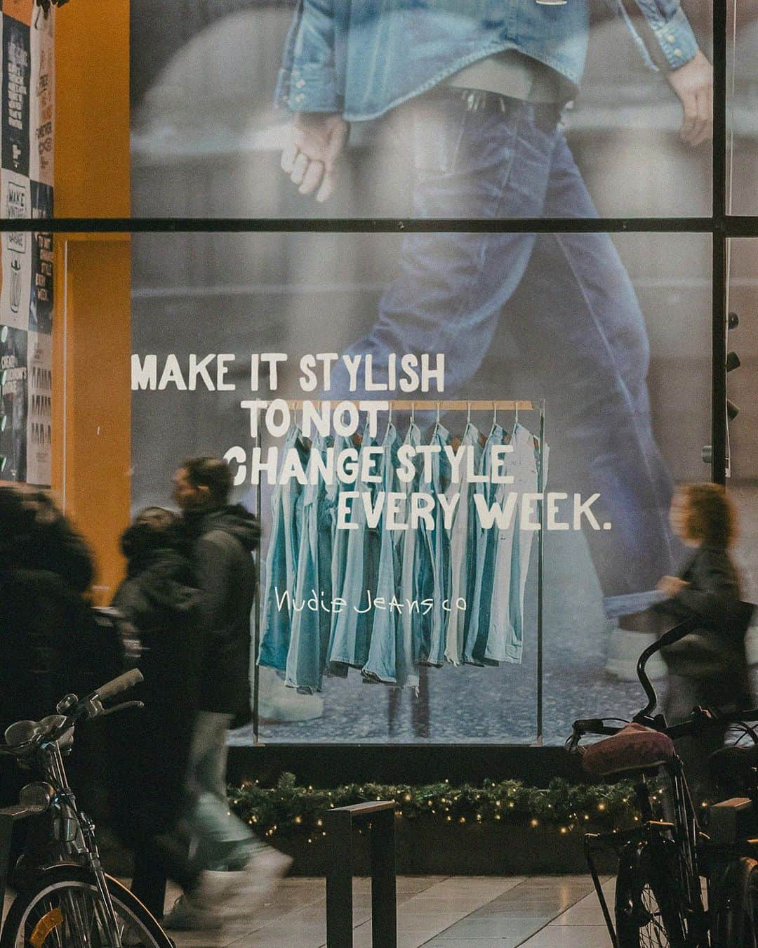 ヌーディージーンズさんのインスタグラム写真 - (ヌーディージーンズInstagram)「Stop by our temporary Nudie Jeans Repair Station at Åhléns Stockholm to give your beloved denim a second life! 🪡👖  #NudieJeans #CreateTomorrowsVintage」10月26日 22時53分 - nudiejeans