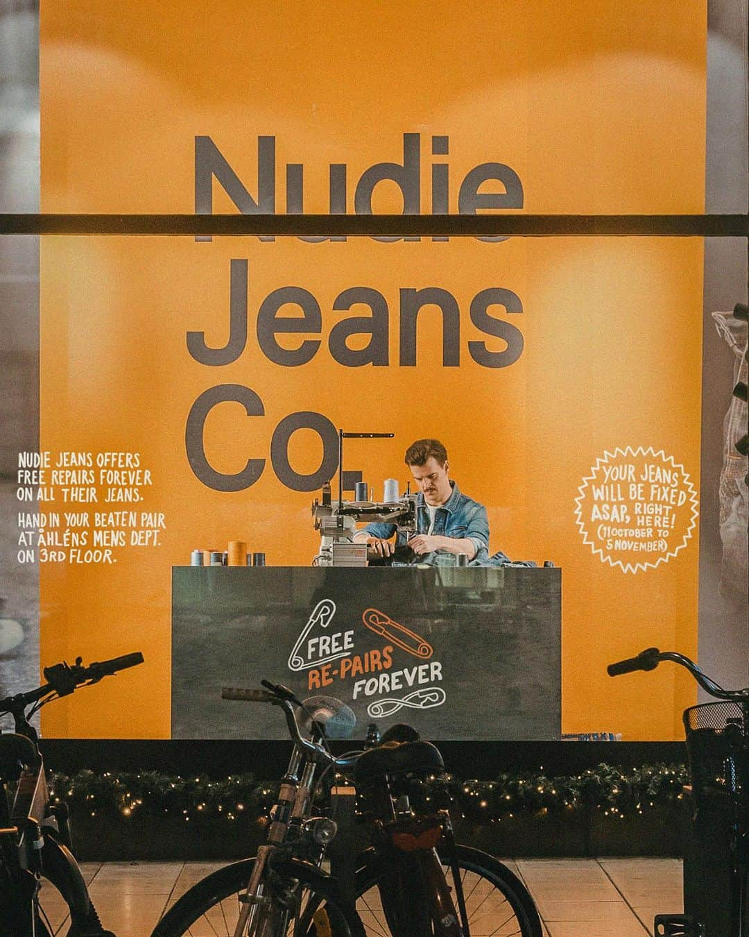 ヌーディージーンズさんのインスタグラム写真 - (ヌーディージーンズInstagram)「Stop by our temporary Nudie Jeans Repair Station at Åhléns Stockholm to give your beloved denim a second life! 🪡👖  #NudieJeans #CreateTomorrowsVintage」10月26日 22時53分 - nudiejeans