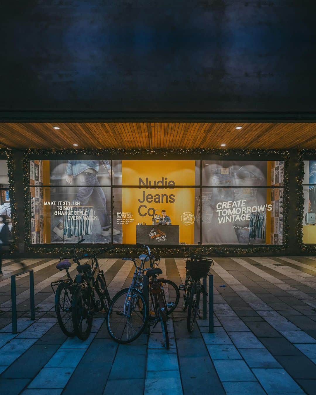 ヌーディージーンズのインスタグラム：「Stop by our temporary Nudie Jeans Repair Station at Åhléns Stockholm to give your beloved denim a second life! 🪡👖  #NudieJeans #CreateTomorrowsVintage」