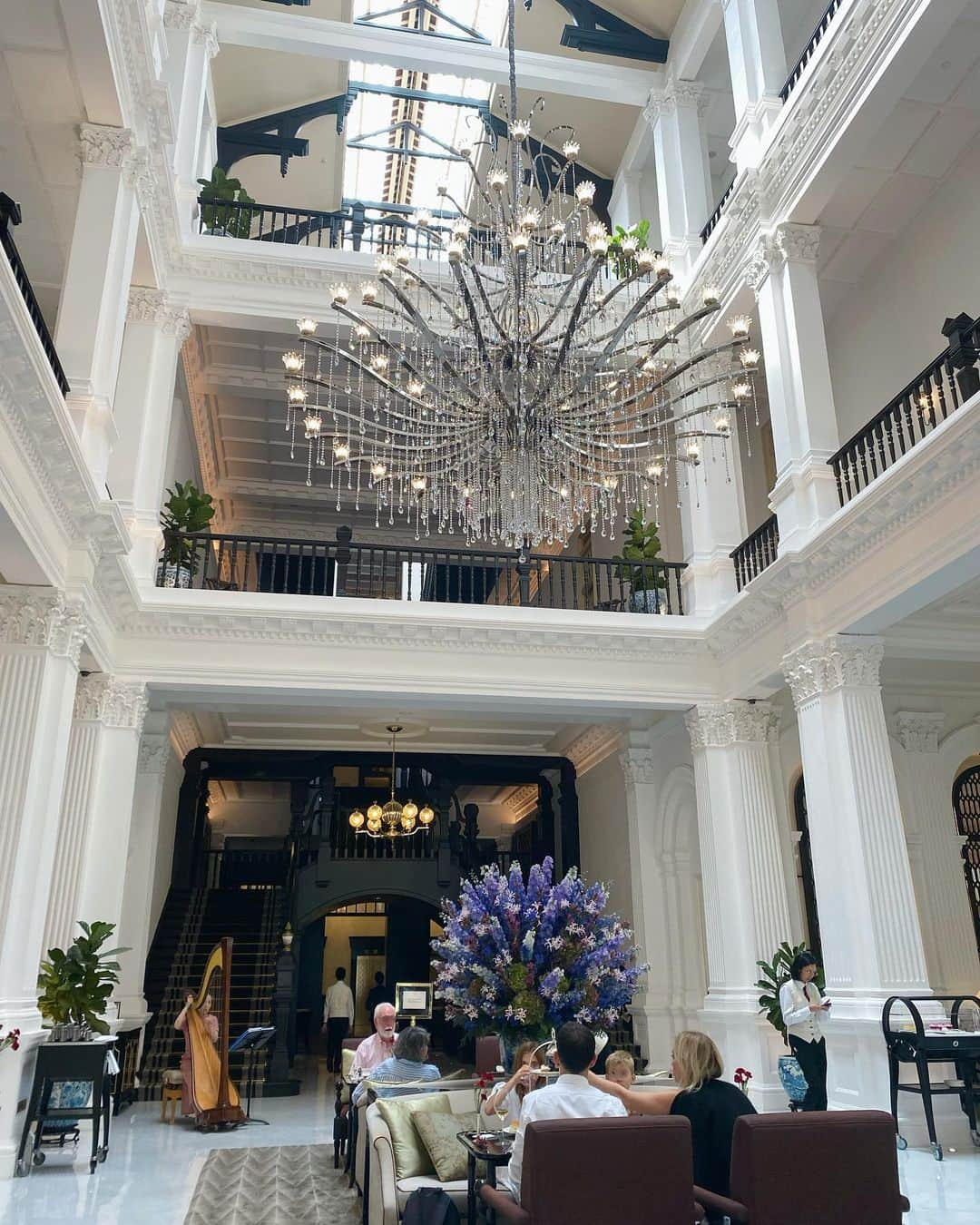 Roseさんのインスタグラム写真 - (RoseInstagram)「☁️☁️🏛️☁️☁️  Raffles Hotel, Singapore  緑にたくさん囲まれたクラシカルな建物 中に入れば大きなシャンデリアにフープの生演奏 とってもエレガンス空間でした…🤍  #raffleshotel #raffleshotelsingapore  #ラッフルズ #ラッフルズホテル  #ラッフルズホテルシンガポール  #シンガポール #シンガポール生活  #女子旅 #旅ログ」10月26日 22時53分 - rose_ro_tan