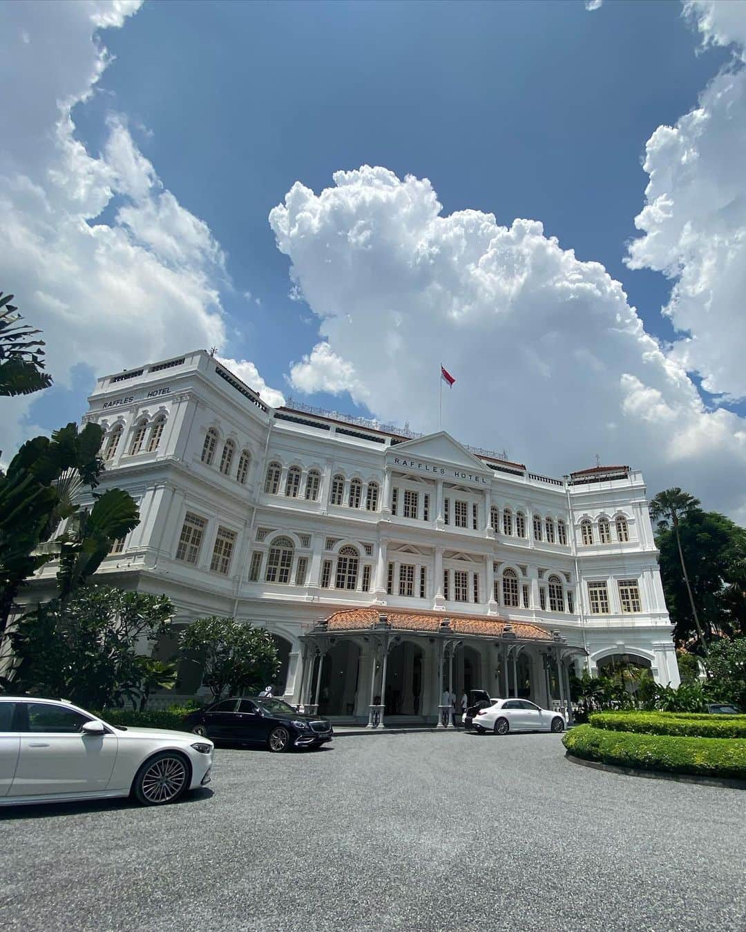 Roseさんのインスタグラム写真 - (RoseInstagram)「☁️☁️🏛️☁️☁️  Raffles Hotel, Singapore  緑にたくさん囲まれたクラシカルな建物 中に入れば大きなシャンデリアにフープの生演奏 とってもエレガンス空間でした…🤍  #raffleshotel #raffleshotelsingapore  #ラッフルズ #ラッフルズホテル  #ラッフルズホテルシンガポール  #シンガポール #シンガポール生活  #女子旅 #旅ログ」10月26日 22時53分 - rose_ro_tan