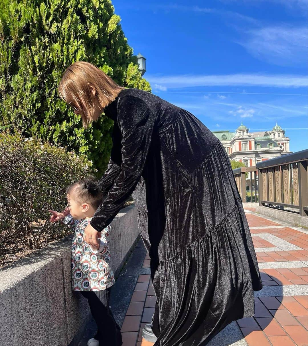 北岡りえさんのインスタグラム写真 - (北岡りえInstagram)「先日の母と👶🏻との家族デーは ベロア素材たっぷりでティアードデザインもたまらない装いで♥ onepiece / @mamu_online   4枚目は髪の毛ばっさり切りました✂︎ が嬉しかった先日の1枚を記念に！ @uminoeiko 🫶🏻  #北浜蚤の市  #haircut #1y7m」10月26日 23時05分 - rie_kitaoka