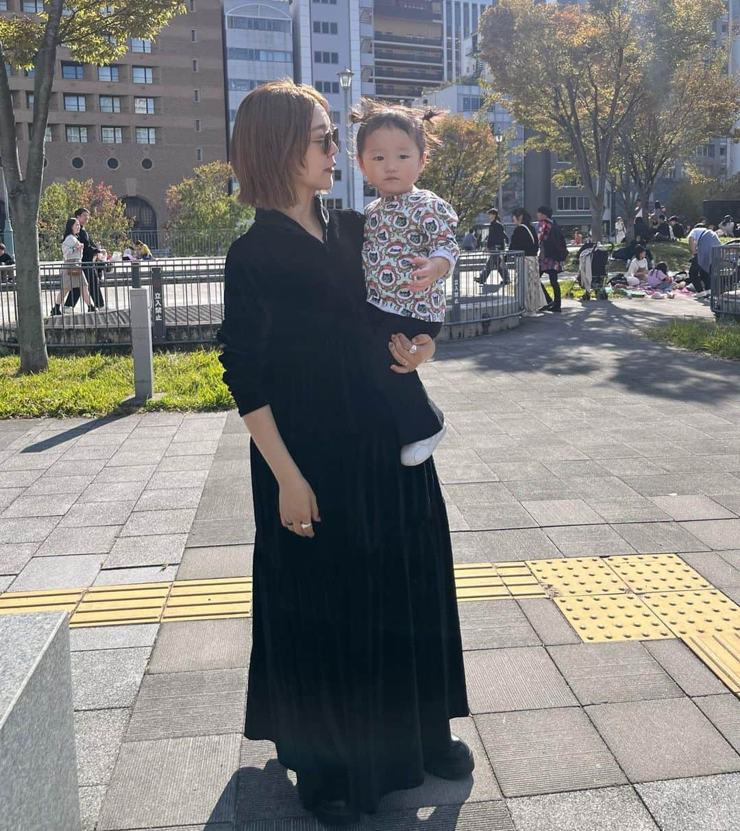 北岡りえさんのインスタグラム写真 - (北岡りえInstagram)「先日の母と👶🏻との家族デーは ベロア素材たっぷりでティアードデザインもたまらない装いで♥ onepiece / @mamu_online   4枚目は髪の毛ばっさり切りました✂︎ が嬉しかった先日の1枚を記念に！ @uminoeiko 🫶🏻  #北浜蚤の市  #haircut #1y7m」10月26日 23時05分 - rie_kitaoka