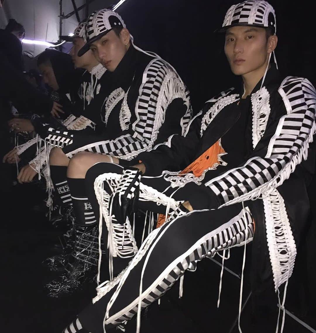 ココントウザイのインスタグラム：「KTZ TWTC backstage capture in China 🇨🇳  @marjanpejoski @ktz_official 🖤👊🏻👊🏻  #ktz_official#kokontozai」