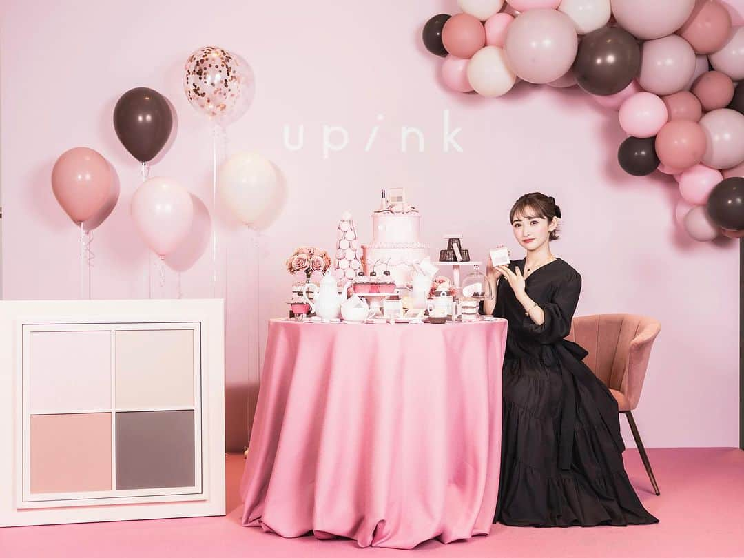 のぼりもえのインスタグラム：「@upink__official 新作発表会へ行ってきました💓  本日26日発売の シャインオンステージアイパレット02 カフェティータイム☕️  しっとりしたラメにふわっと見えるブラウンマットのパレットで 普段使いはもちろんラメを涙袋にたっぷりのせて、 大人可愛いメイクも作れます🥹  9月1日に発売された新色の02ピーチのリップは 粘膜色っぽいカラーでもっちりむちっとした仕上がり♡  ご招待いただきありがとうございました🥰  #新作コスメ#コスメ紹介#コスメレビュー#メイク動画#コスメレポ#ユーピンク#upink#メイク#新作発表会#秋服#秋メイク#メイクテク#ゆきりん さん」