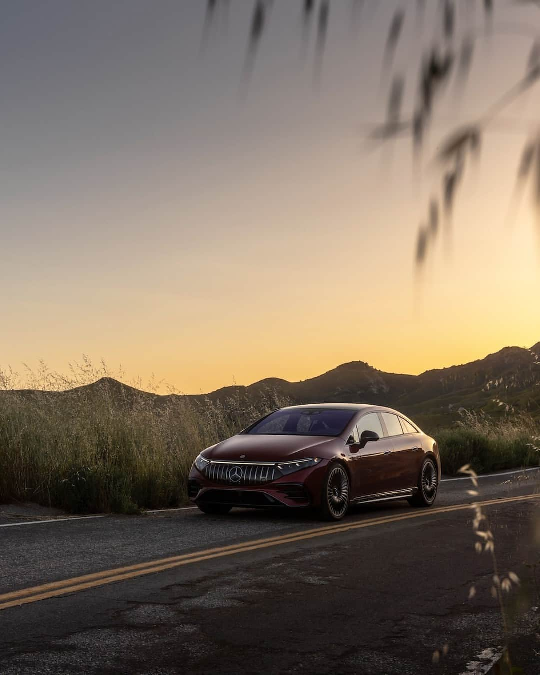 メルセデス・ベンツさんのインスタグラム写真 - (メルセデス・ベンツInstagram)「Turn your dreams into reality, where road trips await you, promising an unforgettable experience under the sunset. 🌅   📷 @jbh1126 for #MBphotopass via @mercedesbenzusa  #MercedesBenz #MercedesAMG」10月26日 23時00分 - mercedesbenz