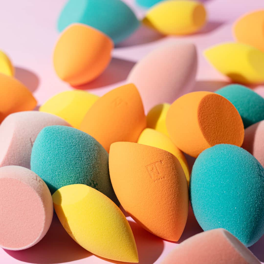 Real Techniquesのインスタグラム：「Did you know you're supposed to replace your sponge every 30 days to keep your blends fresh? 👀  This is your reminder to grab a new sponge today at @ultabeauty, @target, @walmart,  or @amazon!」