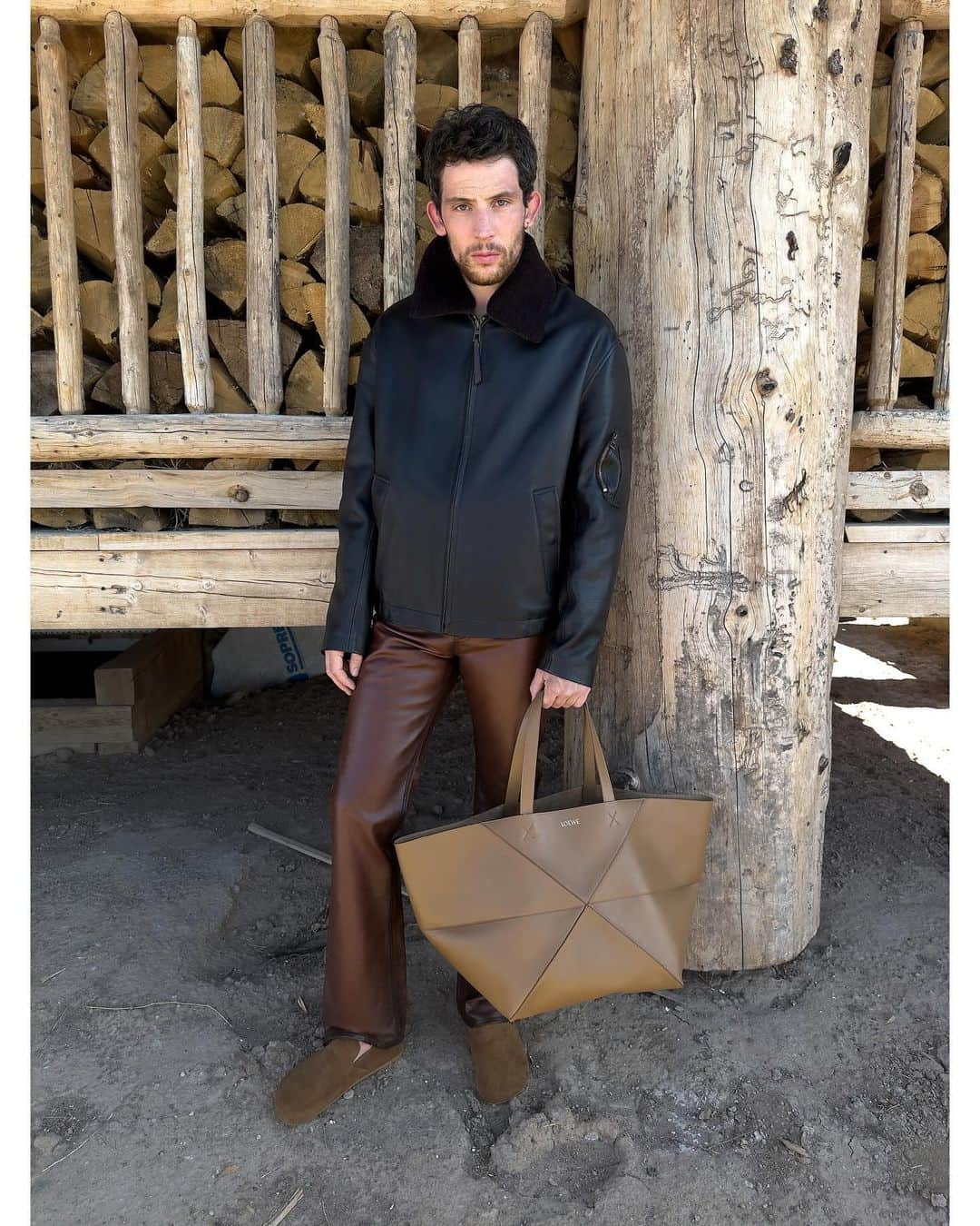Loeweさんのインスタグラム写真 - (LoeweInstagram)「HOW DID HE GET THERE?  Global brand ambassador Josh O'Connor with an anagram blanket for LOEWE Spring Summer 2024 precollection.  Photography Juergen Teller Creative direction Jonathan Anderson  Creative partner Dovile Drizyte Styling Benjamin Bruno  Production Holmes Production  #LOEWE #LOEWESS24」10月26日 23時00分 - loewe