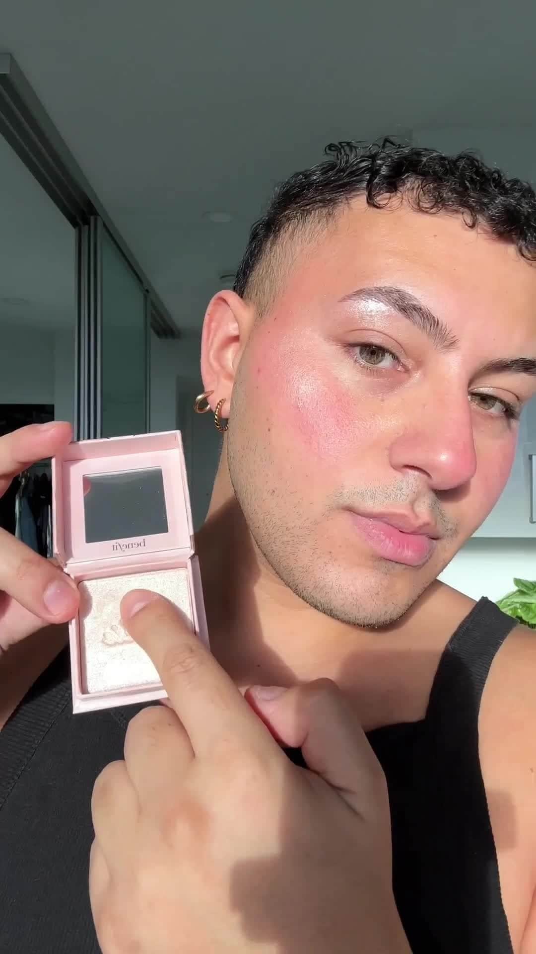 のインスタグラム：「Comment down below @minagerges's costume! You could say he's feline himself ⁠🦁😉 ⁠ ⁠ The essentials:⁠ #24hrbrowsetter⁠ #cookiehighlighter⁠ #benefitblush in Crystah⁠ ⁠ #benefitcosmetics #halloween #makeup」
