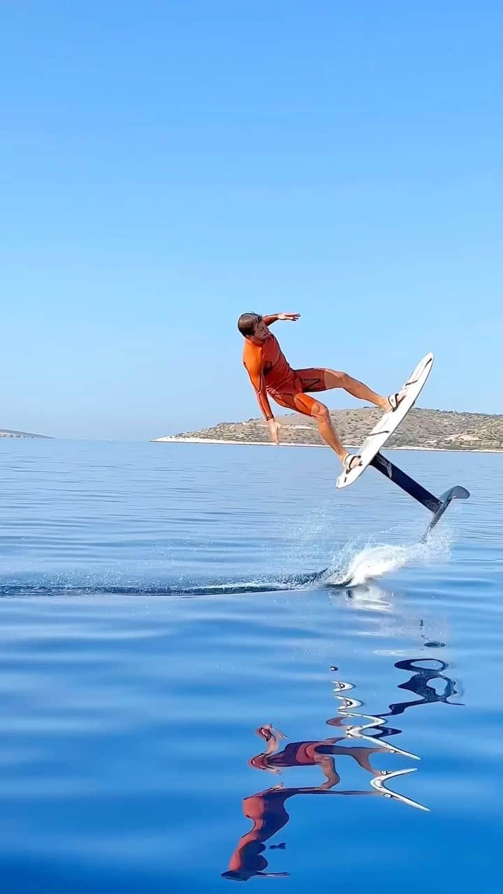 レッドブルのインスタグラム：「he definitely checked himself out mid-flip 🪞  🏄: @nikolasplytas  #redbull #givesyouwiiings #watersports #foilboard #surfing」