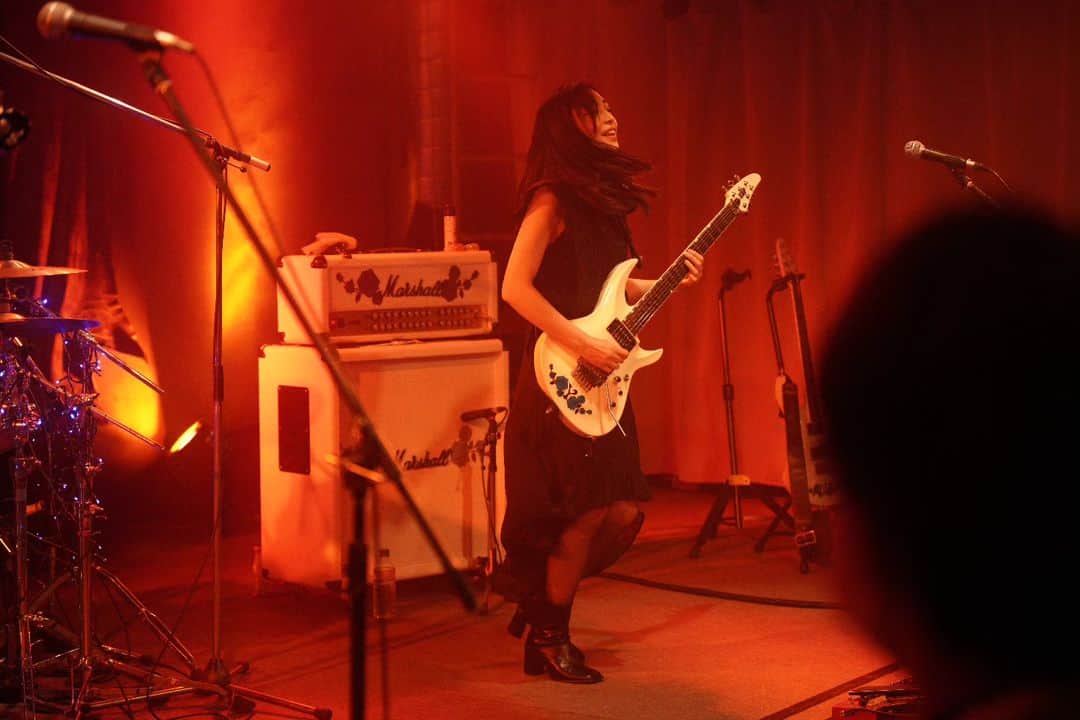 Yukiのインスタグラム：「先月のチキンジョージでのライブから📷  📷 by ZENTA @zenta_guitar   D_Drive今週末のライブは  10/28㈯新横浜Strage 10/29㈰埼玉SHOCK-ON   お近くの皆様も遠征組もお待ちしております！ どちらもワンマンでたっぷりやります🎸  #guitar #Marshall #ESP #boss #gig」