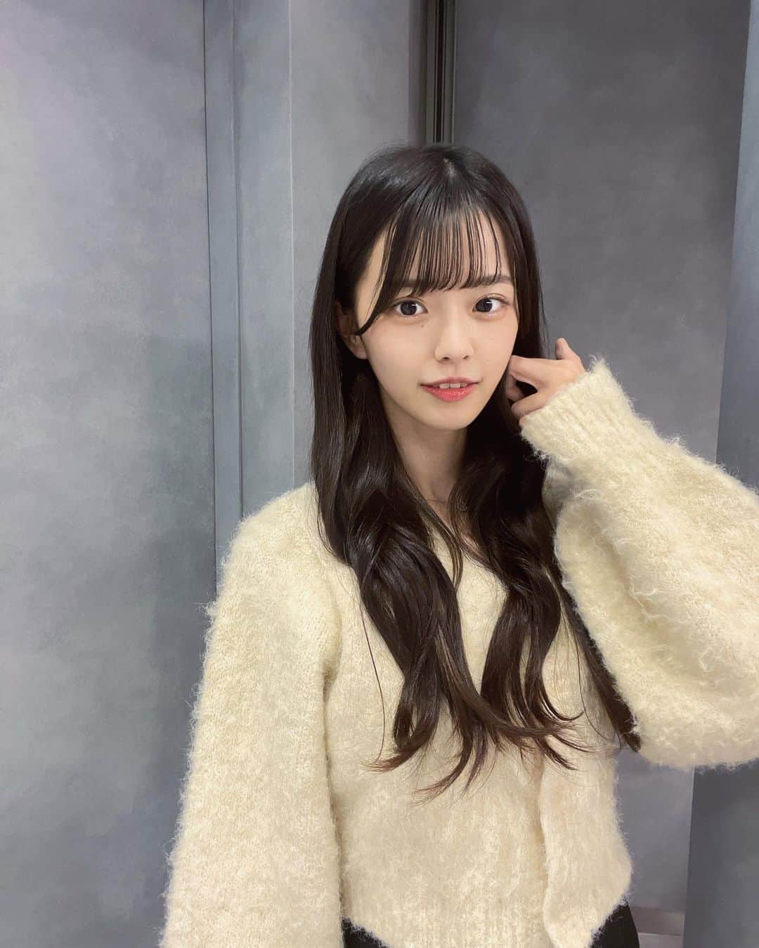 桜田彩叶のインスタグラム：「1週間 毎日投稿 6日目！  今日は  #毎日メイク なのですが、新しいコスメ買い替えたので使ってみました ♡   #paulandjoe の シースルー ヴェール コンパクト ！ #クッションファンデ デビューしました ♡  下地がめっちゃ有名で自分も使ってたのですが、使い切りそうだから買いに行った時に出会いました〜 🫶🏻 下地よりもカバー力高いし下地とかなしでこれ1個で済むみたいなのでめっちゃ時短！ 肌荒れとかもしっかりカバー出来ました ♡   #毎日メイク  #ベースメイク 服は  #chico の  #カーディガン ♡」