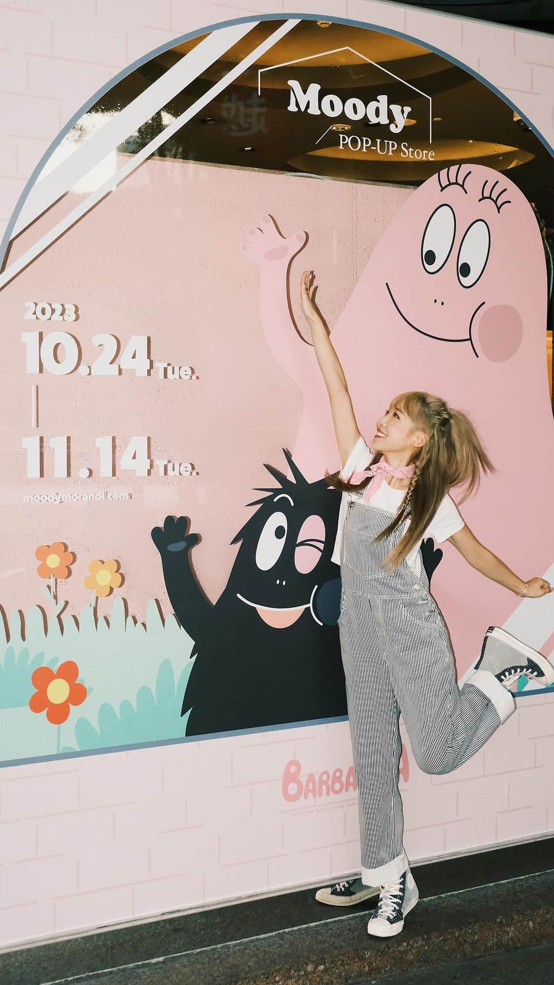 のインスタグラム：「嘿嘿回國隔天馬上偷去 @moody.morandi 快閃店 分享幾個探店拍照pose!  有去的寶寶們趕快跟我這樣拍起來😚💕  Moody POP-UP Store在信義新光A11 1F 只到11/14！」