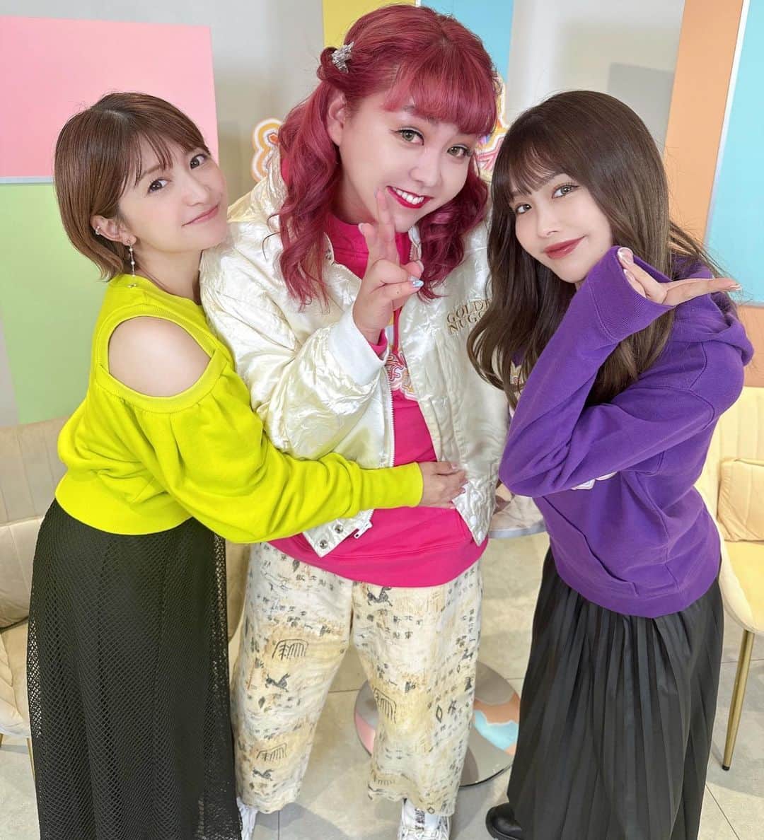 三宿菜々のインスタグラム：「ええじゃないか収録でした♡  前回のおさらいしちゃいます！  まるで張り替えたかのような仕上がりになっちゃう壁紙用染料！簡単にお部屋の壁紙を好きな色にできちゃいます🩵 #クロスアート  狭いスペース用に特別設計された受賞歴のあるフランケA300コーヒーマシン☕️ #A300  哲学を語り合えるSNS！めっちゃ面白かった！ #Dialog  ぜひアーカイブチェックしてくださいな📺☑️」