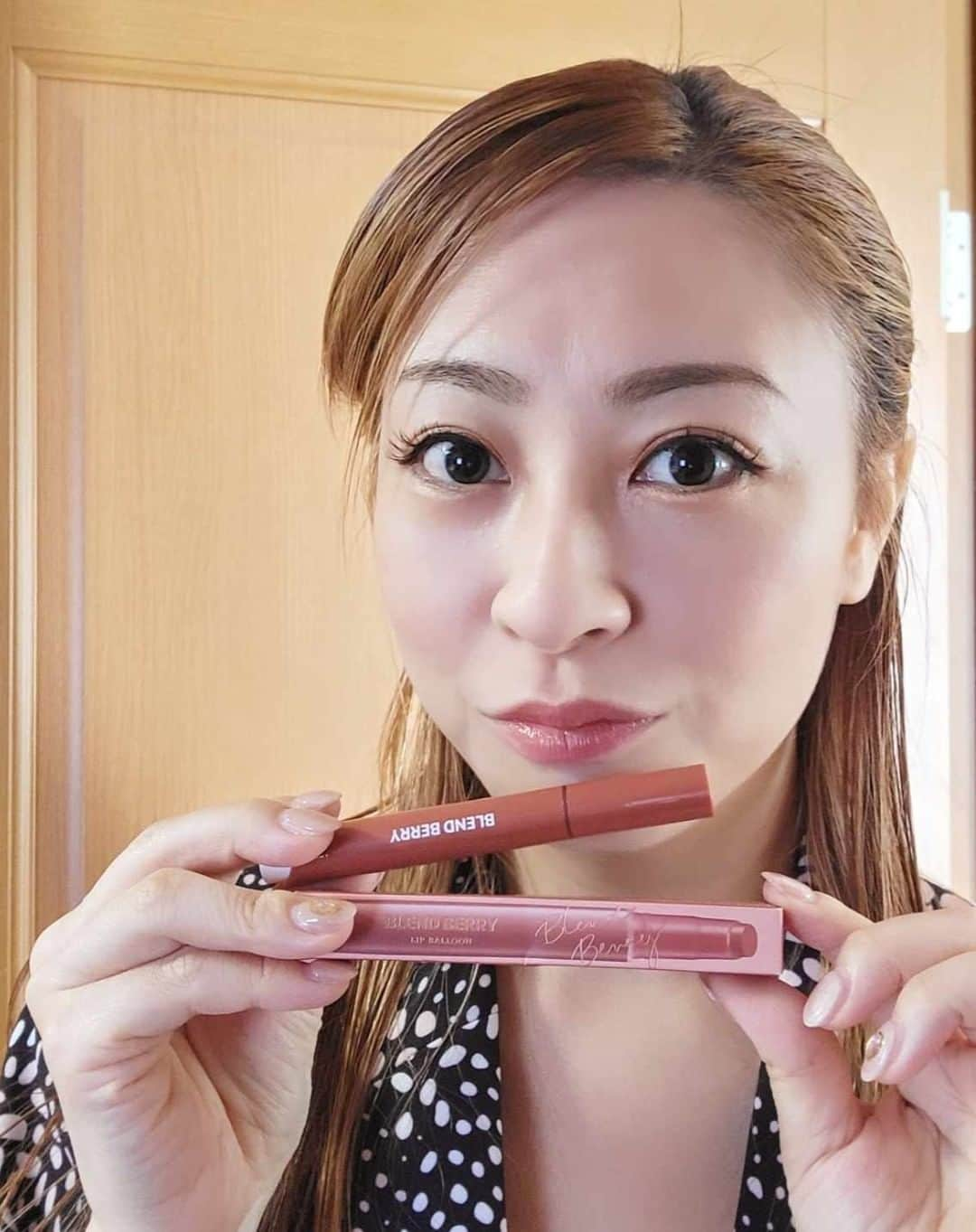 小野友葵子さんのインスタグラム写真 - (小野友葵子Instagram)「【ブレンドベリーリップバルーン】  リップを忘れて出かけてしまったので、コスメショップで買ったリップがすごくいい感じ。💖  Maison KOSÉのブレンドベリー リップバルーンシリーズ。  めるるちゃん（生見愛瑠）がPRモデルで、9月に発売されたリップらしいです。✨  【001 こっちみてレッド】 【004 おめざめヌーディピンク】 の2色買いました。💄  名前も可愛い！！  ちょっとスースーするのが、 なんだか気持ちいい。❤  何より、ぷっくりして、ツヤもいい感じ。✨  気に入りました～～！！💋  ｡.｡:+* ﾟ ゜ﾟ *+:｡.｡:+* ﾟ ゜ﾟ *+:｡.｡ 📻2023/11/4（土） 動画配信型ラジオレギュラー冠番組 『小野友葵子のBella Serata‼』 第1、第3土曜日 21：00～21：50生放送中 https://ameblo.jp/onoyukiko/entry-12825600766.html  🎵2023/7/2（日）14：30※終了 ムラマツリサイタルホール新大阪（大阪公演） 🎵2023/7/16（日）13：00※終了 ザ・ルーテル・ホール（札幌公演） 🎵2023/9/2（土）13：30※終了 すみだトリフォニー小ホール（東京公演） 🎵2023/11/5（日）14：00※振替 レソラホール（福岡公演） https://ameblo.jp/onoyukiko/entry-12815801256.html  🎵2023/11/12（日）15:00 酵素クレープ専門店クレープアリサ東京 https://ameblo.jp/onoyukiko/entry-12825208626.html  💿小野友葵子コラボ参加CD発売中！ https://ameblo.jp/onoyukiko/entry-12800332342.html  🎼小野友葵子プロデュース若手オペラ歌手グループ『I  BOCCIOLI』メンバー募集中！ https://ameblo.jp/onoyukiko/entry-12800609513.html ｡.｡:+* ﾟ ゜ﾟ *+:｡.｡:+* ﾟ ゜ﾟ *+:｡.｡ 🌹HP https://www.onoyukiko.com/ 🌹ブログ http://ameblo.jp/onoyukiko 🌹Instagram（yukikoonosoprano） https://www.instagram.com/yukikoonosoprano/ 🌹Twitter https://twitter.com/yukiko_ono 🌹YouTube（YukikoOno小野友葵子） https://www.youtube.com/user/VitaRoseaYukikoOno 🌹小野友葵子のコンサートってどんな感じ？ https://youtu.be/bWges5LlLnw ｡.｡:+* ﾟ ゜ﾟ *+:｡.｡:+* ﾟ ゜ﾟ *+:｡.｡  #MaisonKOSÉ #メゾンコーセー #ブレンドベリー #ブレンドベリーリップバルーン #リップバルーン #口紅 #リップ #めるる #生見愛瑠 #衝動買いしたリップ #ソプラノ歌手 #オペラ歌手 #オペラ #錦戸部屋女将 #バラ好き #パンダ好き #ミラノ #イタリア #ラジオパーソナリティー #プロデューサー #若手アーティスト支援 #デビュー15周年」10月26日 23時10分 - yukikoonosoprano