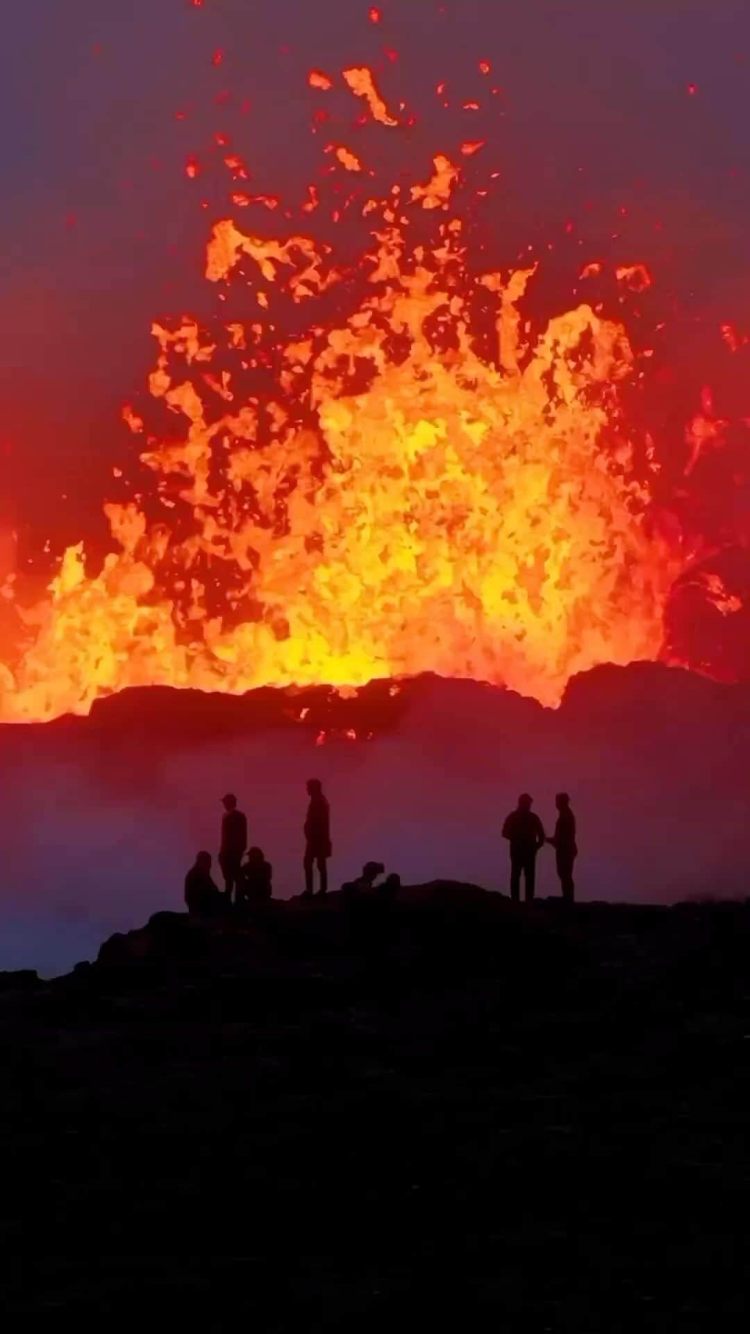 Live To Exploreのインスタグラム：「Discovering Iceland’s newest tourist attraction via @hemmi90! 🌋  💡Iceland is a land of fire and ice, and its volcanoes are one of its most iconic features. The country is home to over 30 active volcanoes, and eruptions are relatively common.  Spread the travel inspiration by sharing this post with your fellow explorers!😍  🎥 : @hemmi90 📍: Iceland」