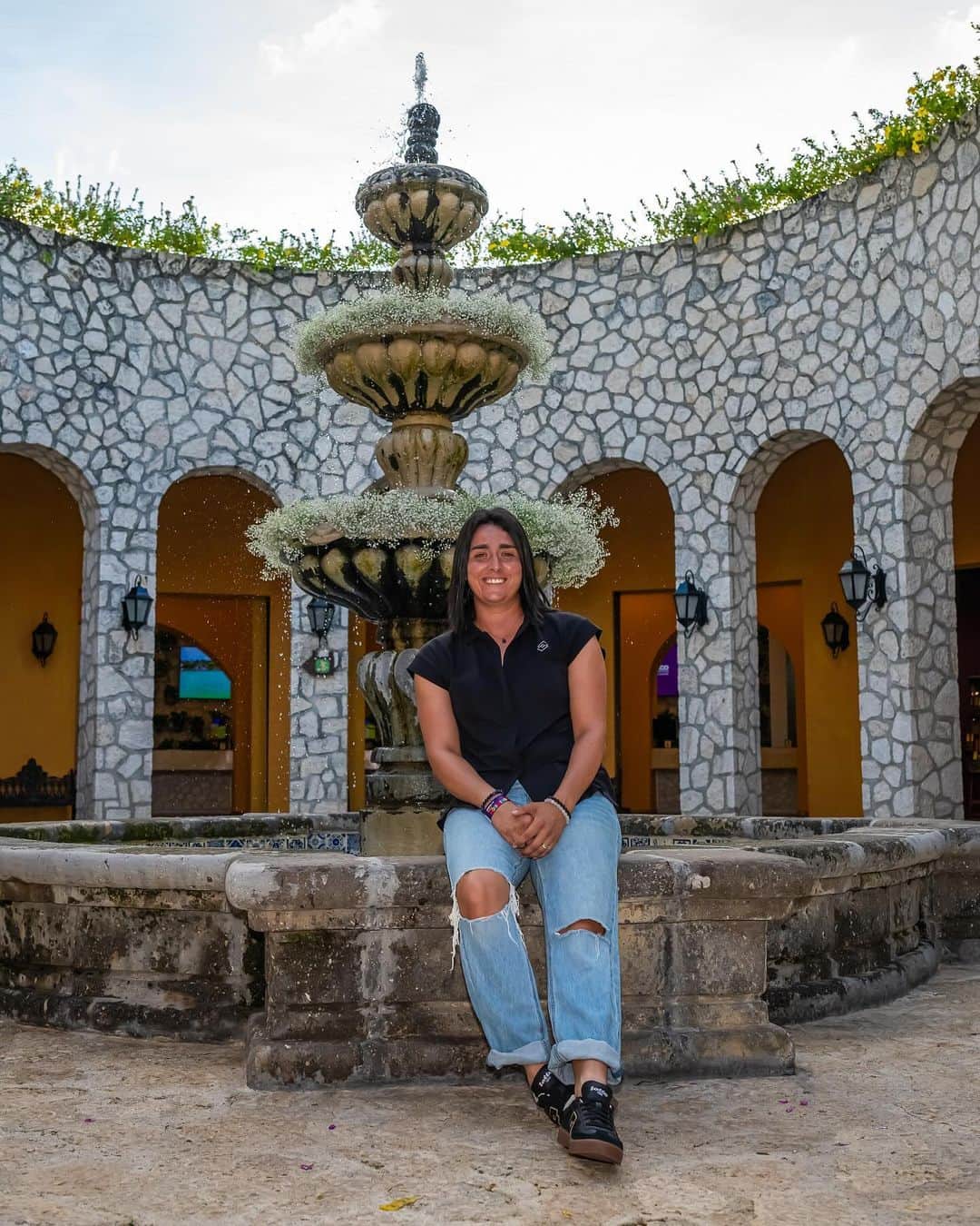 WTA（女子テニス協会）のインスタグラム：「Dancing the night away 💃🎉  @onsjabeur took an evening stroll through Xochimilco, a Mexican-themed park!  #WTAFinals」