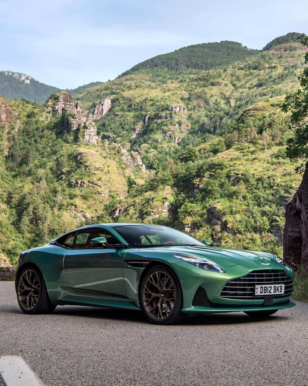 アストンマーチンさんのインスタグラム写真 - (アストンマーチンInstagram)「Red, white or green. Undisputedly Aston Martin.  DB12.  #AstonMartin #DB12 #ICONDRIVEN」10月26日 23時21分 - astonmartin