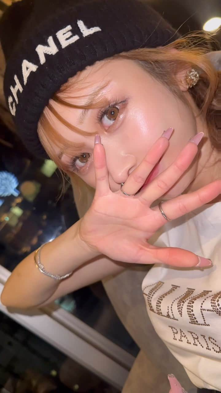 のインスタグラム：「お店でのんびりしてたらいつも眠たくなってくる けどいざ帰るってなったら目覚めて帰りたくなくなる😴笑  ネイルはいつも　@a.l.u.m__rin だよ💅♡」