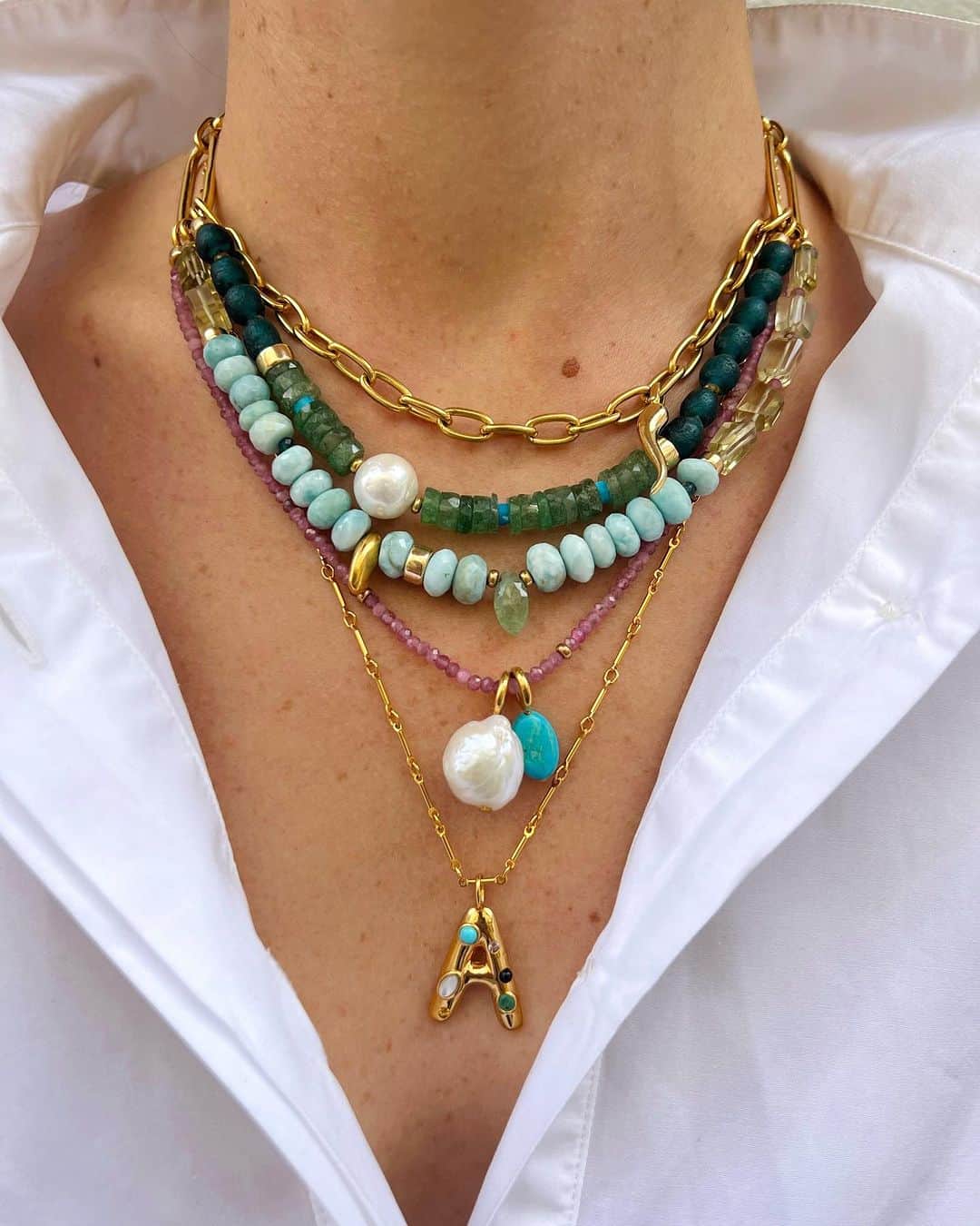 リジー フォルトゥナートのインスタグラム：「This is how we do it 🎵 can y’all believe this is only 2 necklaces? The perfect neck mess made easy 〰️ and the best news is you can personalize it with your very own letter ✔️」