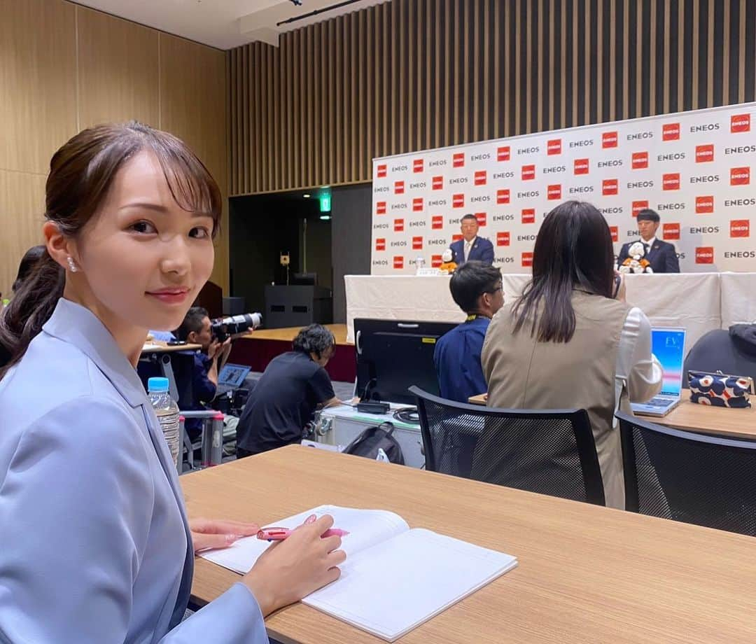 柴田美奈のインスタグラム：「プロ野球ドラフト会議⚾️その2 ⁡ 最初に向かった取材場所は、 ENEOSの度会選手の会見場でした！ (前日に監督が1位指名を公言されていたので) ⁡ 中日、DeNA、ロッテの3球団競合。 結果、中日は交渉権獲得ならずでしたが、 3年前に指名漏れを経験した選手が 3球団から1位指名を受け、 プロ野球選手への道がようやく拓かれる… 涙する姿にグッときました😭👏 ⁡ 同じセリーグなので対戦相手となりますが、 横浜でのご活躍を応援しています！！ ⁡ 競合するドラフトって、こんなにもハラハラするのですね…💔 ⁡ 立浪監督が2回目のくじを引き当てた直後、 1時間半ほどかけて亜細亜大学へ移動！ ドラフトならではの、なかなか出来ない経験🥹 ありがとうございました！！」