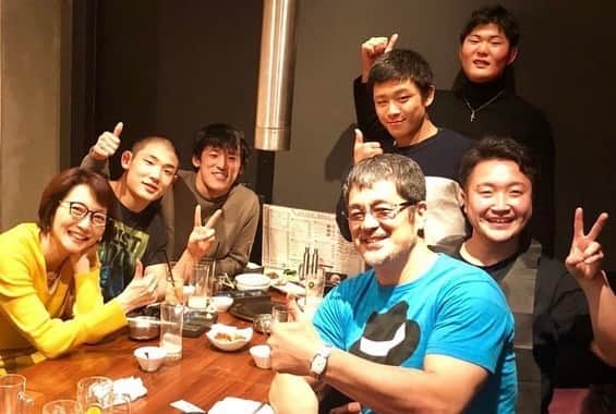 高田延彦さんのインスタグラム写真 - (高田延彦Instagram)「おめでとう！10/25.アルバニア・ティラナで行われたU23世界選手権、男子フリースタイル70kg級で道場卒業生の青柳善の輔（埼玉栄卒〜山梨学院大）が銀メダルを手にした。立派に成長したね！ホントにおめでとう。2020.2月かな、焼肉会にて俺の真後ろに善の輔がいる、周りの若者たちも真っ直ぐ己の信じる道を歩んでいる、そして結果を出している、素晴らしいね。 さあ、更に前へ進もうぜ！ #髙田道場　#ob  #佐藤亮太　#enjoy  #thanks  #peace」10月26日 23時31分 - takada_nobuhiko