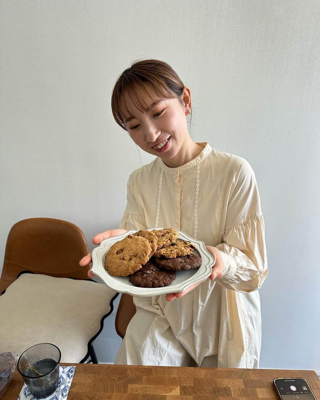 誠子さんのインスタグラム写真 - (誠子Instagram)「いらっしゃいませ。こんばんは。  先日、未来ちゃんのお料理を食べながら神戸マルシェでお出しするメニューの試作をしました。  素敵なお料理に夢中で、 土鍋の蓋を置くのをすっかり忘れている誠子。  自分の焼いたクッキーを見つめる目が優しいあんなちゃん。  私の神戸やお母さんへの想いを、二人が素敵なお料理にしてくれました。  ご来店してくれるみなさんに たくさんときめいてもらえますように…🙊🍀  #誠子食堂 @minatogawa_teshigoto」10月26日 23時30分 - seiko_1204