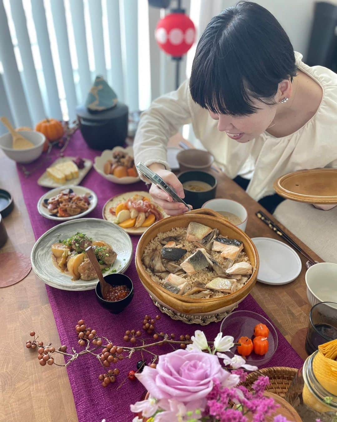 誠子のインスタグラム：「いらっしゃいませ。こんばんは。  先日、未来ちゃんのお料理を食べながら神戸マルシェでお出しするメニューの試作をしました。  素敵なお料理に夢中で、 土鍋の蓋を置くのをすっかり忘れている誠子。  自分の焼いたクッキーを見つめる目が優しいあんなちゃん。  私の神戸やお母さんへの想いを、二人が素敵なお料理にしてくれました。  ご来店してくれるみなさんに たくさんときめいてもらえますように…🙊🍀  #誠子食堂 @minatogawa_teshigoto」