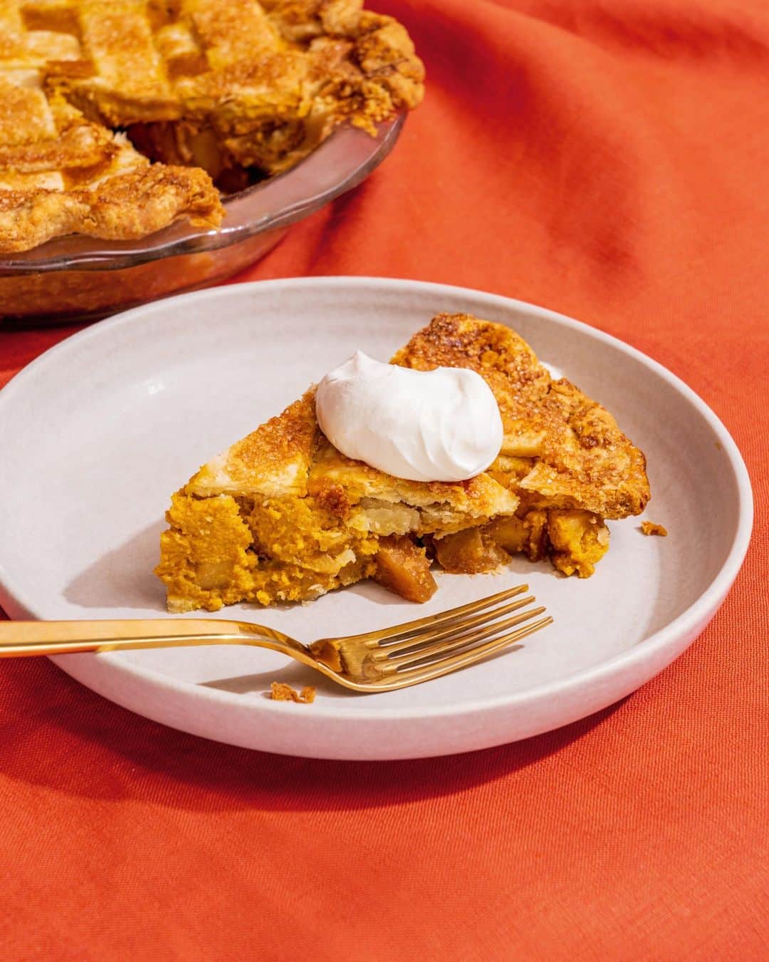 クリッシー・テイゲンのインスタグラム：「Let’s talk pie. Classic pumpkin. Textbook apple. While we fully respect the traditional, we like to mess with it too. ‘Specially when it turns out tasting like THIS. To try the recipe, head to link in bio. #NationalPumpkinDay」