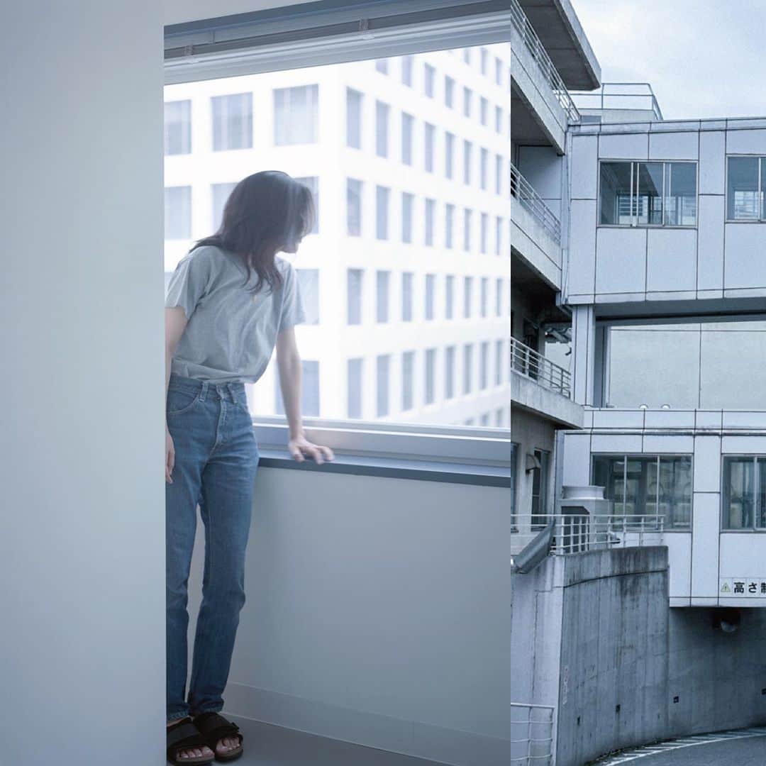 haru.のインスタグラム：「<TOKYO AND ME> by @oil_magazine_by_claska   東京で思い入れがある場所、私はあまりピンとこなくて、今年の6月に亡くなったおばあちゃんが最後入院していた志村坂上という街を選びました、  なるべく思い出を残さないようにしていた場所の写真をホンマさんに撮ってもらって、”忘れないこと“に協力してもらった感覚です💭  いろいろパーソナルな話をしている記事もぜひ…! (ほんとはもう一枚、カメラを見つめている私のポートレートがあったんだけど、記事を読みながら自分と目があったらなんだか辛くなってしまって、その写真はなしにしてもらいました..余談) 時間が経てばもちろん傷は浅くなるんだけど、喪失感そのものは何年経ってもなくなったりしないね、だってその人がいる自分の人生はもうこないんだもん  自分が死ぬときにはなにを残せるかなって、最近思ったりします  ホンマさん、落合さん、ありがとうございました🕧⡱  写真：ホンマタカシ　 文・編集：落合真林子（OIL MAGAZINE / CLASKA）」