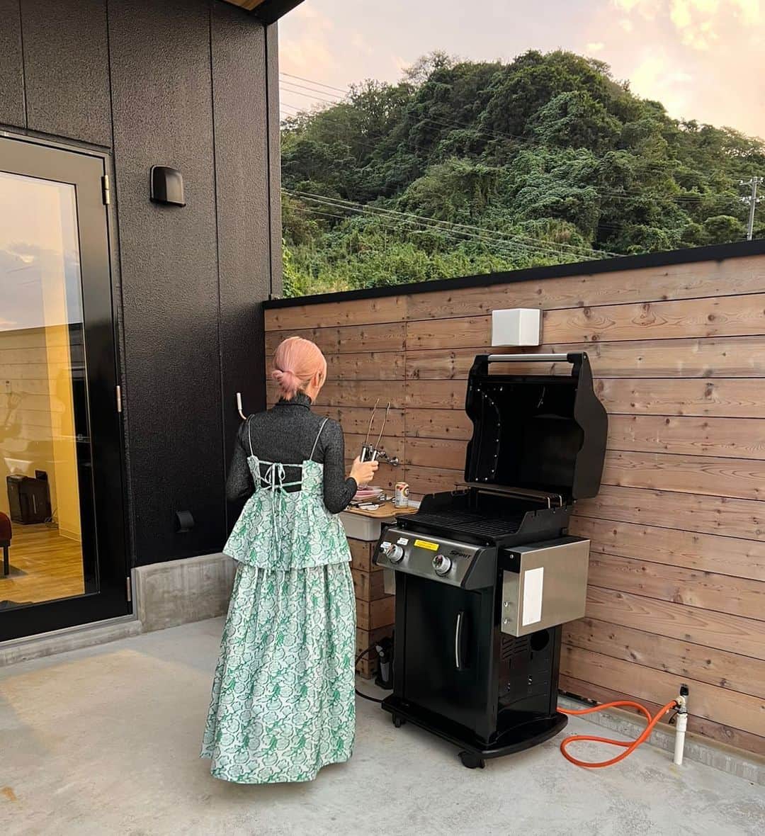 かしめぐのインスタグラム：「淡路島のお宿でBBQ  最近お兄ちゃん度増し増しのもんちは 危ないところで手を引っぱって歩いてくれるし頼もしい🤍 (実際は危なくない)  ワンピースは @mecre_official  グリーンのジャガード生地に一目惚れ♡  旅先で着たくなる一着😌  #mecre_pr #mecre #メクル  #mecreジャガードキャミドレス #ワンピースコーデ」