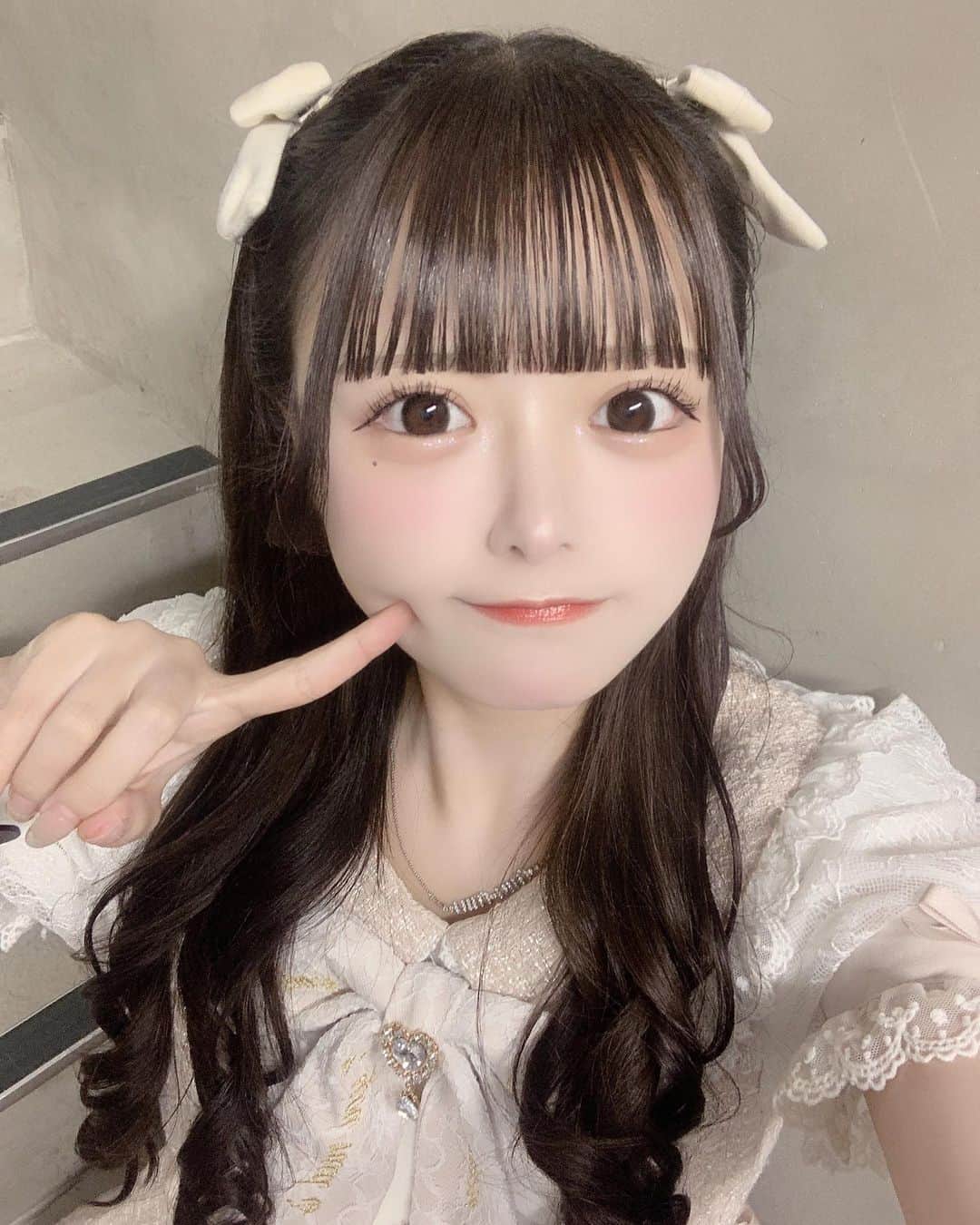 心花りりのインスタグラム：「𓈒 今日も自分がかわいすぎりゅ(^ ̳ට ·̫ ට ̳^)🪄🩷 生きてるだけで偉いのでよしよししてくださーい！    っていう設定。のようで割とこれです。ふふん♩ 𓈒 𓈒 #量産型 #量産型コーデ」