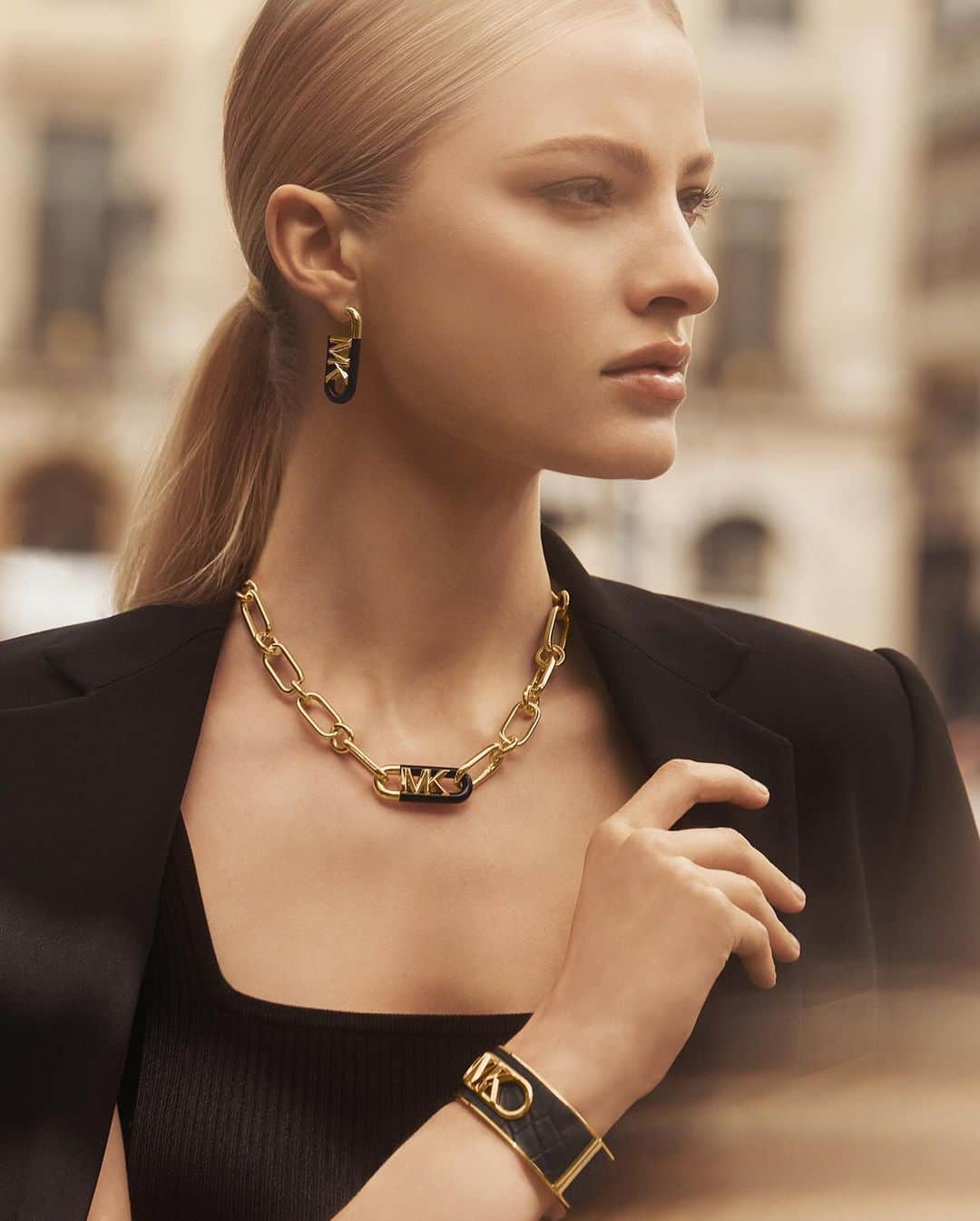 マイケルコースのインスタグラム：「The chicest link. #MichaelKors  Photographed by @LachlanBailey, @MaximePoiblanc」