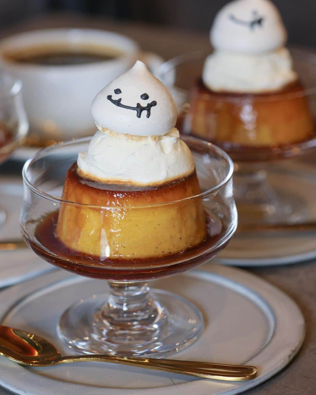 のインスタグラム：「友だちに自慢したくなるくらいかわいい！ おばけがのった濃厚かぼちゃプリン🎃🍮 📖------------たのんだもの--------------- かぼちゃプリン 550円 アイスコーヒー 500円 ✂️----------------------------------------- 2023年の6月に竹ノ塚にオープンしたばかりの すてきカフェ フロルさん☕️  かぼちゃプリン🎃 かぼちゃプリンはレトロな 深めのグラスで提供されておしゃれ！  かぼちゃプリンの上には生クリームと おばけのメレンゲがのっててめちゃかわいい🥺  かぼちゃプリンはずっしりしてて しっかりかため！  口あたりはねっとりしていて かぼちゃのホクホク感もしっかり！ めっちゃ濃厚🤤  カウンター席は4席 テーブル席は2席とこじんまりと しつつもあたたかみがある店内で 居心地もよくて  ゆったりとした時間を過ごせるよ♪  西のプリン王子けいんのすけくんと ラーメンプリナーのこーたろーくんとプリ活したよ✌︎  W/ @kein_no_suke @kota_log7531   ⚠️注意⚠️ かぼちゃプリンは期間限定メニュー ✂️-------------お店の情報----------------- 📌 bake&coffee Flore （フロル） 🚃竹ノ塚駅から徒歩約7分 🏠アクセス 東京都足立区竹ノ塚5-5-12 ⏰営業時間 8:30-19:00 🛌定休日  不定休 📲店舗Instagram @flore_bakeandcoffee  ---------------------------------------------- 🍮おすすめのプリンとグルメ情報を発信中！ 「自称」日本で1番絡みやすいプリン研究家 気になったら @takashi_iiii をフォローしてね！  #東京グルメ #東京カフェ #竹ノ塚プリン #足立区プリン #東京プリン #布丁 #布丁控 #プリン #かぼちゃプリン  #japanesefood #japan #pudding #bakeandcoffeeflore」