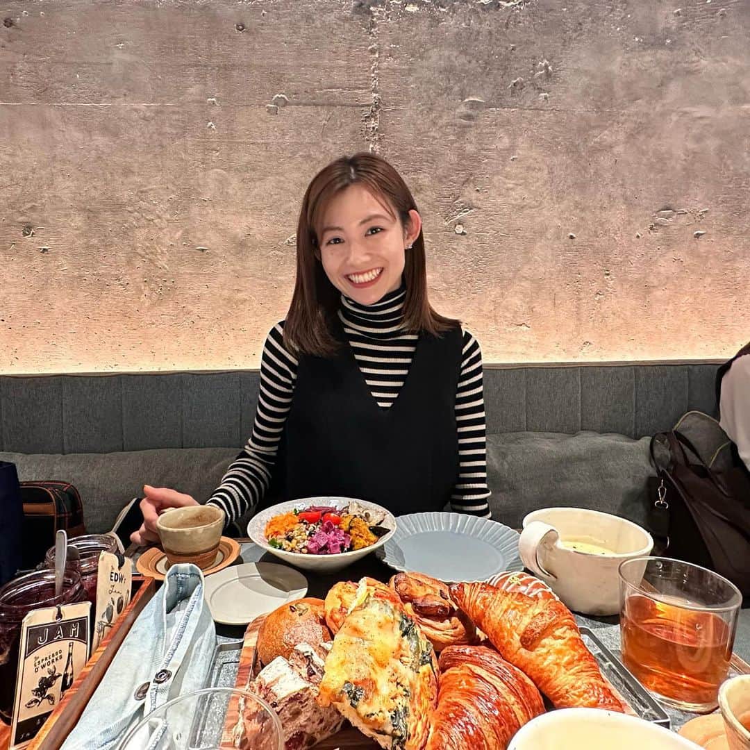 脇あかりのインスタグラム：「舞台を見に母が久しぶりに東京に来ていたので…💗 自分が大分から東京戻る時は、バイバイ〜🙋‍♀️って感じですが 自分が送り出す側になると…寂しくなりますね笑  舞台けものフレンズ折り返しへ！！ なんだかんだ…舞台は久しぶりになってしまったので、 みんなに見てもらえるステージ、場所があることがすごく嬉しいです。 四年ぶりのヒクイドリとして…逞しく、立派にパワーアップして帰って来ている？？のでは、ないかなぁ？と思います。  初めての方も！！ けもフレが好きな方も！！ みんなでどったんばったん大騒ぎしましょ〜🌼」