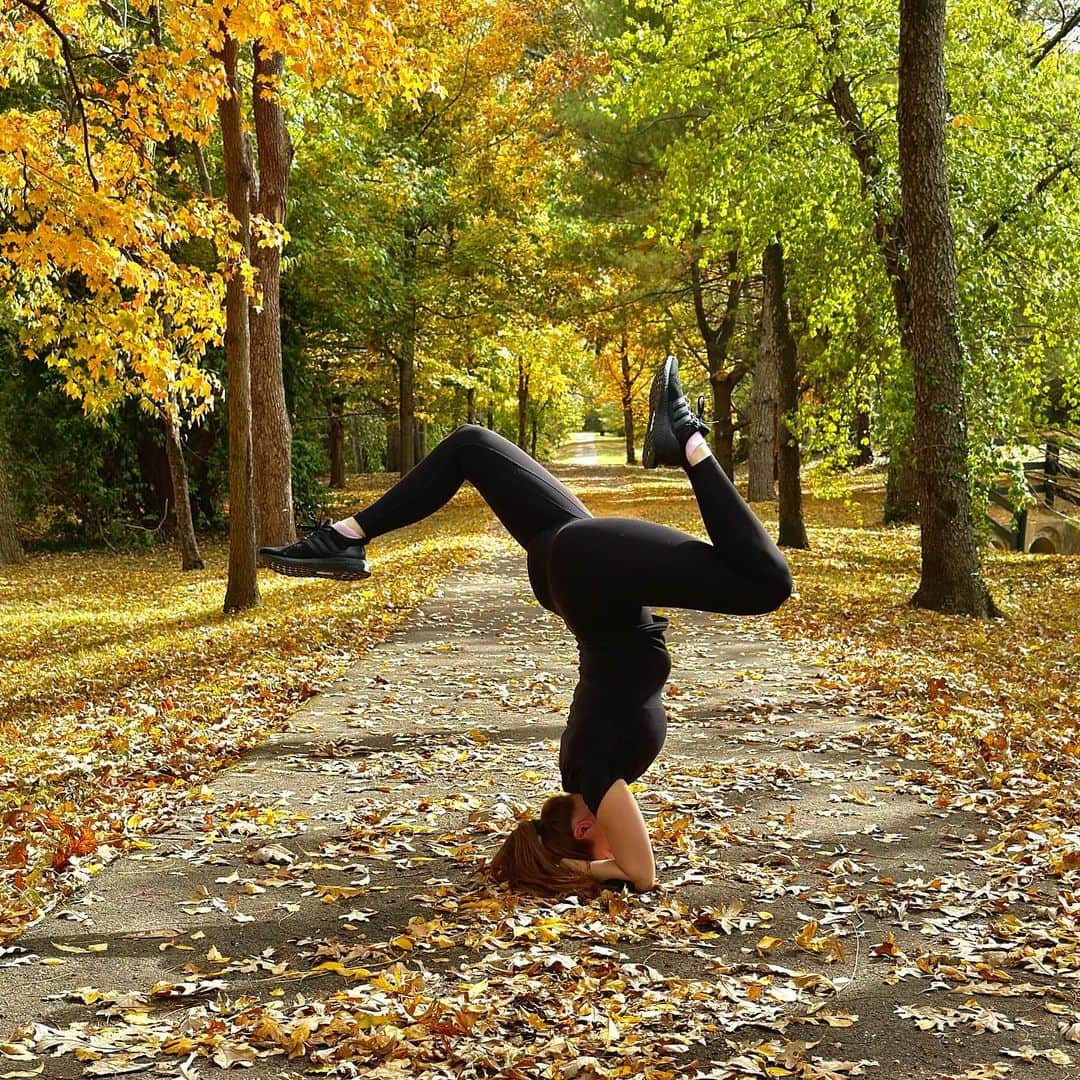 リアンナ・デッカーさんのインスタグラム写真 - (リアンナ・デッカーInstagram)「Embracing the change ✨  #sirsasana #headstand #yoga #asana」10月27日 5時05分 - leannadecker_