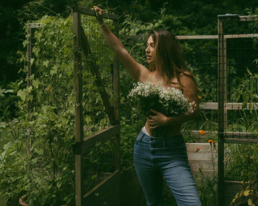 Eva Loviaのインスタグラム：「“When a woman is too long gone from home, she is less and less able to propel herself forward in life. Her fuse burns shorter and shorter. Popular culture calls this burnout. It’s more than that, hambre del alma, the starving soul” Clarissa Pinkola Estes」
