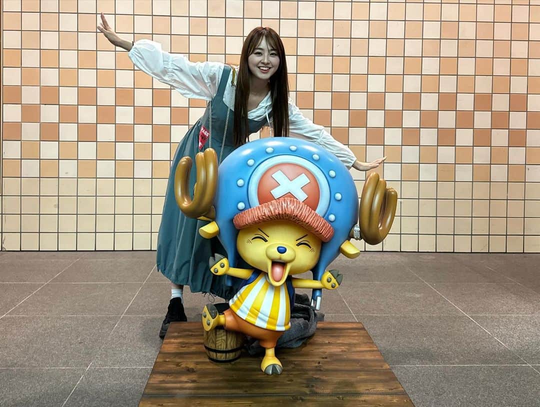 荒井レイラさんのインスタグラム写真 - (荒井レイラInstagram)「昨日はONEPIECEの豪華すぎる宴に招待していただきました🥹 ⁡ 私はUSJのワンピースショーのCMと ワンピースタワーのナミをやらせていただき 大大大好きな漫画のお仕事に携わらせていただけたことが本当に奇跡ですし光栄です😭✨ ⁡ 世界に多くの影響を与えている原作者の尾田先生 声優・アーティストの皆さん ONE PIECEの世界を彩ってくださっているすべての皆様へ感謝したいですし そんなたくさんのありがとうを伝え合うONE PIECEらしい素晴らしい宴でした🍻🎻🍖🥳❤️ ⁡ これから先の漫画・アニメ・映画など心から楽しみにしてます😊 ⁡ この時代に生きれたことが幸せです！！！！！！ ⁡ ⁡ 写真はただのオタクの記念撮影です。笑 豪華な写真は私の中の宝物にさせてもらいます㊙️ ⁡ また携わるお仕事ができるように頑張ろうと思えた一日でした。 ⁡ #ONE PIECE #ワンピース #テレビアニメ25周年 #ナミ #NAMI #ワンピースタワー」10月26日 23時43分 - reira_arai_off