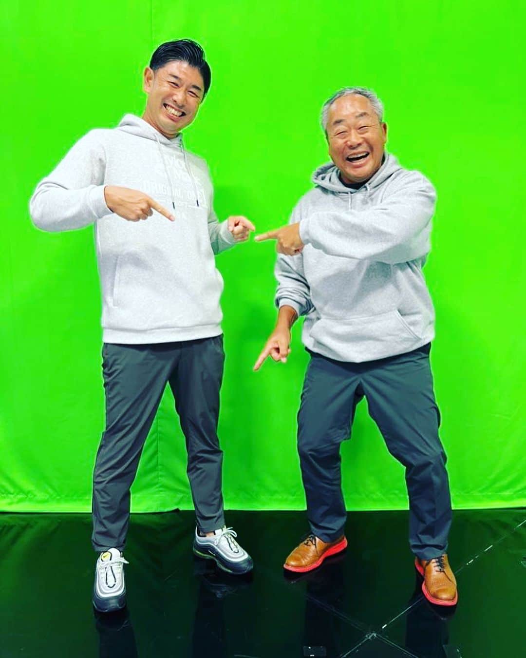 のインスタグラム：「WOWOWにて放送中📺  世界最高峰のLPGA女子ゴルフツアー⛳️  本日から始まった 今シーズンの第29戦「メイバンク選手権」  日曜日の最終日まで実況です🎤  舞台は6年振りのマレーシア🇲🇾  今年も残り4戦！タイトル争い&来季シード権争いも終盤🏌️‍♀️  日本勢はツアーメンバー6選手が久々の全員集合💡今シーズン日本勢初優勝はなるか？！  暑さ、スコール、絡みつくバミューダ芝 タフなコンディションにも関わらずスコアは伸ばし合いの予感です！  見所満載！是非明日からもご覧いただければと思います😊  明日の2日目〜日曜日の最終日まで 連日、午後0時からの中継です💡  解説のレックス倉本プロとは今日が初対面  まさかの"おそろコーデ"でした（笑）  #wowow #lpga #ゴルフ #女子ゴルフ #実況 #レックス倉本プロ #髙橋大輔 #高橋大輔」