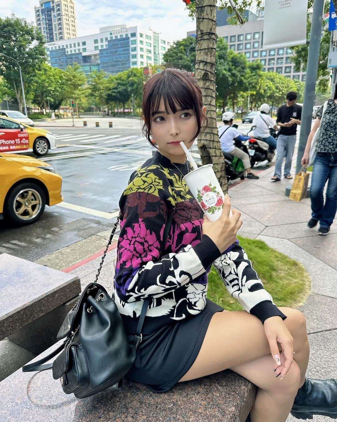 ききまるさんのインスタグラム写真 - (ききまるInstagram)「台湾✖️タピオカ🇹🇼🧋 . . 台湾で毎日タピオカ飲んでた🤍 本場だと美味しく感じるてきなところあるよねん . . .  . -—————————  💠インスタ歴10年現在フォロワー45万人 💠猫と犬と東京のど真ん中で暮らす26歳 💠事務所無所属(フリーランス) 💠TikTok & Twitter & Therdsも ㊙️ファンサイト始めました  →  ハイライトの『裏垢』から入会よろしくね♡  フォロー、保存、コメント嬉しいです✨       (((( 　@kikigram_97 ))))   ——————————  #海外旅行　#女子旅行　#女子旅　#タビジョ　#海外旅行大好き  #世界旅行　 #台湾旅行　#台湾観光　#たびじょ　#台湾女子旅 #台湾大好き #インスタ映え　#インスタ映えスポット　#台北101」10月26日 23時56分 - kikigram_97