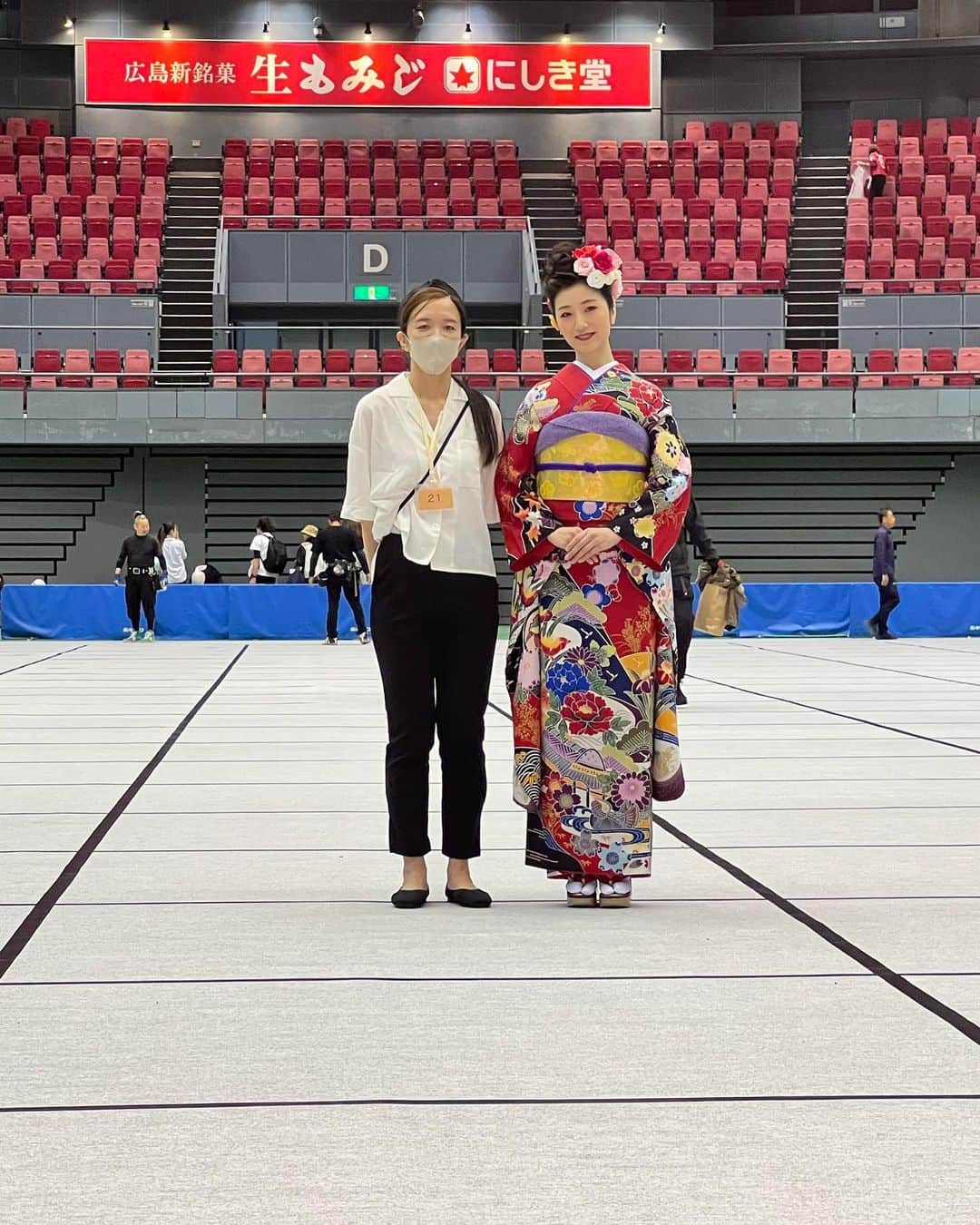 福井千佳のインスタグラム：「2023年10月24日 第51回全日本美容技術選手権大会🌟広島  中振袖着付け競技　🏆優勝🏆しました‼️  香川県の全国にも名の知れた大山先生、向井先生、お二方の熱心なご指導と、 和装モデルとしても超一流のモデルのchikaさん♡のアドバイスのおかげで、 このような素晴らしい賞🏆が頂けたと思います‼️  ただただ自分の周りに起こることが全て好転しているのが恐ろしい程でした。後先10年分の幸運を全て使い果たした感じがします笑  できてる人がいるんやから自分もきっとできるはず！！ やれるまでやれば、やめなければいつか絶対できる！！  そう信じて自分を鼓舞して練習しておりましたが、 どんどん引き寄せられてくる幸運に、自分の技術が追いつかない不甲斐なさ… それでも自分を信じ励ますのも自分と、お尻ペシペシ🙌、理想の👘💄💇‍♀️イメトレも繰り返して、ただただ少しでも前に！！とメンタルを保ってました。  着付け指導して下さった大山先生、向井先生、メイクレッスンして下さった城間先生、どんな時も笑顔で癒して下さったモデルのchikaさん♡…いつもこんな私を応援して下さるお客様♡…  みなさまのおかげです‼️有難うございます‼️  優勝🏆した嬉し泣きを報告した方ももらい泣きして下さって、そんでもって喜んで頂けることにまたまた嬉し泣きです🥹♡ 本当に恵まれてるなと思います‼️ 関わって下さった皆さま、本当に有り難うございます‼️‼️ まだまだな部分も山ほどありますので、これに奢れることなく、謙虚に、努力を惜しまず精進していきます🫡  どうぞこれからも宜しくお願い致します🙇‍♀️🙇‍♀️🙇‍♀️  ＃全日本美容技術選手権大会＃中振袖着付け競技 ＃全日本美容技術選手権＃着付け＃ヘアセット＃メイク ＃広島グリーンアリーナ ＃厚生労働大臣賞＃広島県知事賞 ＃広島市長賞 @gigi.zentsuuji @gigiutazu @addicticgigi」