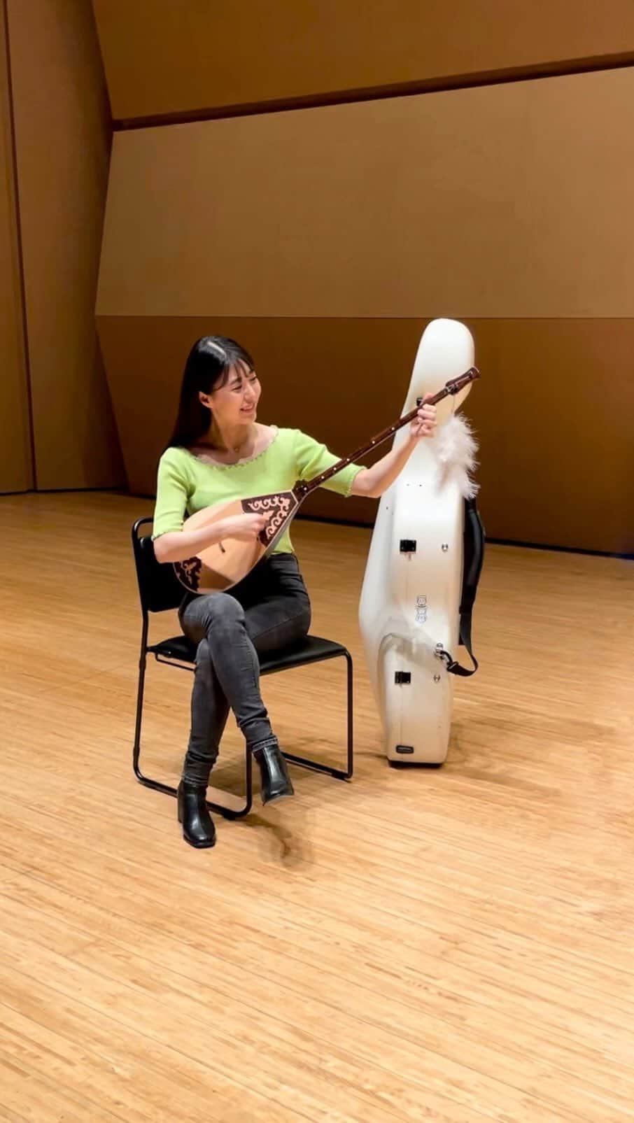 新倉瞳のインスタグラム：「Hitomi in Hitomi! Dombra on Stage!  瞳in人見でドンブラ初の大舞台😹」