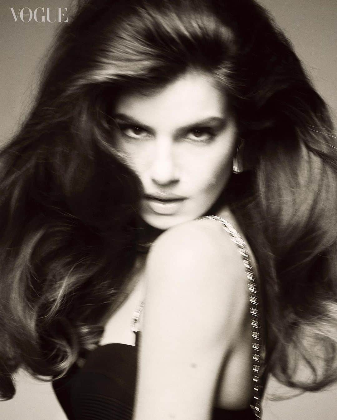Camila Queirozのインスタグラム：「Uma honra estar no #InVogue, o primeiro livro da @voguebrasil! 🖤 Obrigada pelo convite @paulimerlo @paulamageste  Such an honor be part of #InVogue the @voguebrasil’s first book!  Dream team   Fotos: @fernando_tomaz Styling: @ritalazzarotti Beleza: @henriquem85 Direção de arte: @juliakoala Produção executiva: @carolishimaru e @deialansky Produção de Moda: @roochafred_ Assistentes de foto: @jorge.escudeiro e @franckwillianfoto Assistente de beleza: @juliocardim_beauty Retouch: @studiobrunorezende  Camareira: @dulcebs Assessoria @13thprod」