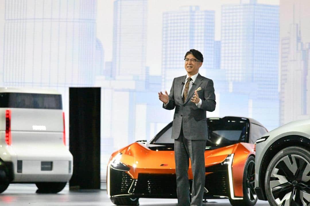 のインスタグラム：「Auto shows are always about eye candy on wheels, cool rides that often never make it to the showroom, but this time Japan’s annual auto extravaganza is shifting gears and broadening its scope.   This week Tokyo Motor Show was reborn as the Japan Mobility Show. Opening to the public on Oct. 28, the event is showcasing major automakers vision of the future.  Additionally, in a special zone called Tokyo Future Zone, companies offered their visions of what might be on the horizon for humankind (spoiler: it will involve kind and cute robots).  Read more via the link in our bio. Here are a few highlights from the Wednesday preview for the media.   📸: @louise.claire.wagner  ① Toyota CEO Koji Sato unveils the Toyota FT-Se, an electric sports car concept  ② Subaru CEO Atsushi Osaki introduces a flying-car concept model and concept sport electric vehicle during a media briefing on Wednesday at the Japan Mobility Show in Tokyo.  ③ A range of Honda new mobility products, including a personal mobility devices that resembles a chair. The user can control while siting and using adjustments to body weight.   ④ Joby Aviation’s eVTOL flying car  ⑤  Mazda Iconic SP Concept  ⑥ The Nissan Hyper Force concept car  ⑦ BYD exhibits its Seal electric vehicle  ⑧ Suzuki’s eWX Concept EV  #JapanMobilityShow #automobiles #cars #mobility #Japan #tokyo #Nissan #Toyota #Honda #Joby #Suzuki #BYD #Subaru #車 #ジャパンモビリティショー」