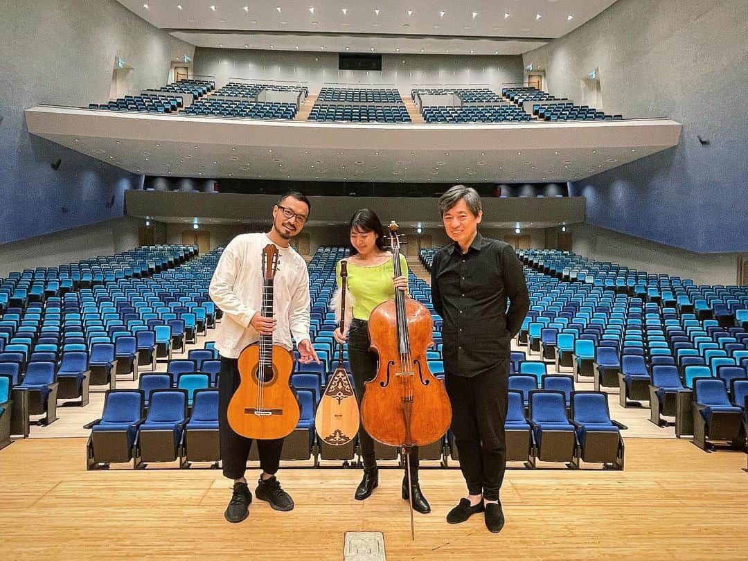 新倉瞳のインスタグラム：「Hitomi Memorial Hall  歴史ある人見記念講堂にて 浦久俊彦さんプロデュース、大萩康司さんとのDuoで昭和女子大の皆さまへの公演でした♪  浦久さんのセンス光るトーク、大萩さんの愛に満ちたギターに包まれアルペジオーネソナタもハイポジション祭りに踊らされることなく心地よく弾けました。自己ベスト更新🥰  そんな中、この写真にも堂々と映るドンブラ😹 浦久さんも大萩さんもドンブラを可愛がってくださり、ドンブラコーナー&アンコールにまで登場しちゃいました。良い経験させていただきました！  人見記念講堂もリニューアルしてさらに響きがふくよかになっていて気持ちよかったです。  楽しい時間をありがとうございました！  女子大生の皆さまも楽しんでいただけたかなぁ✨」