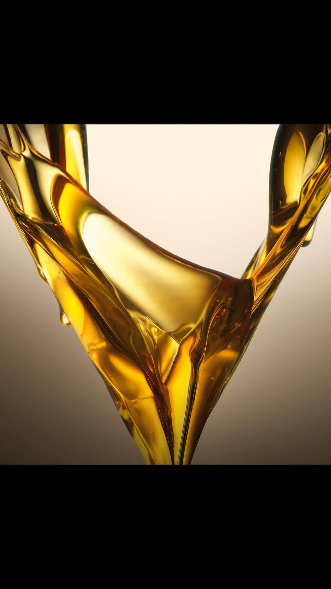 ドゥラメールのインスタグラム：「Redefine rejuvenation. Visible youth-regenerating Miracle Broth™ complements firming actives in The NEW Lifting Firming Serum for a more sculpted, shaped, and redefined look.  #LaMer #LaMerSkincare #LaMerLiftingFirmingSerum #MiracleBroth」